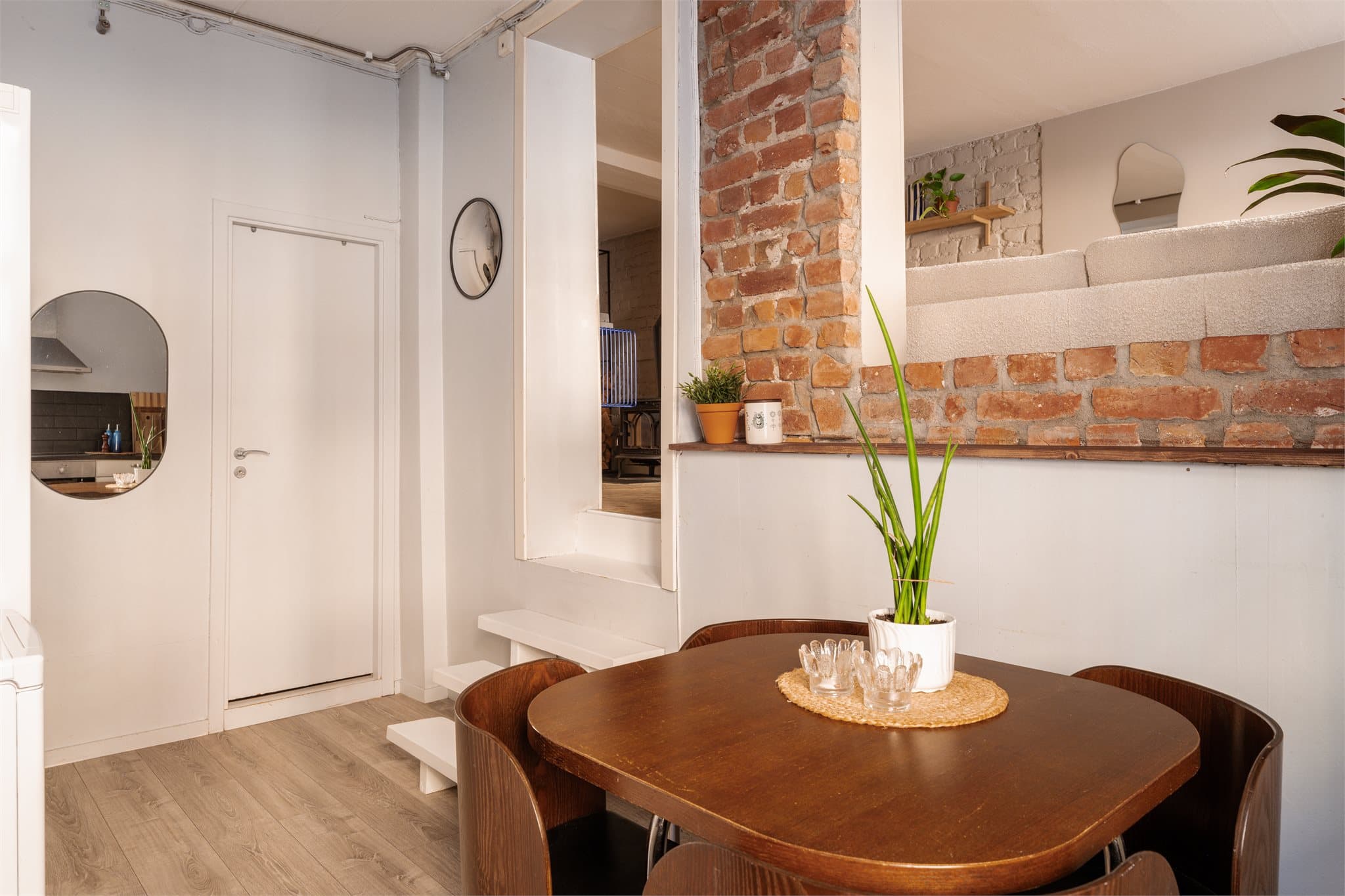 På kjøkkenet har man en naturlig krok for spisebord.