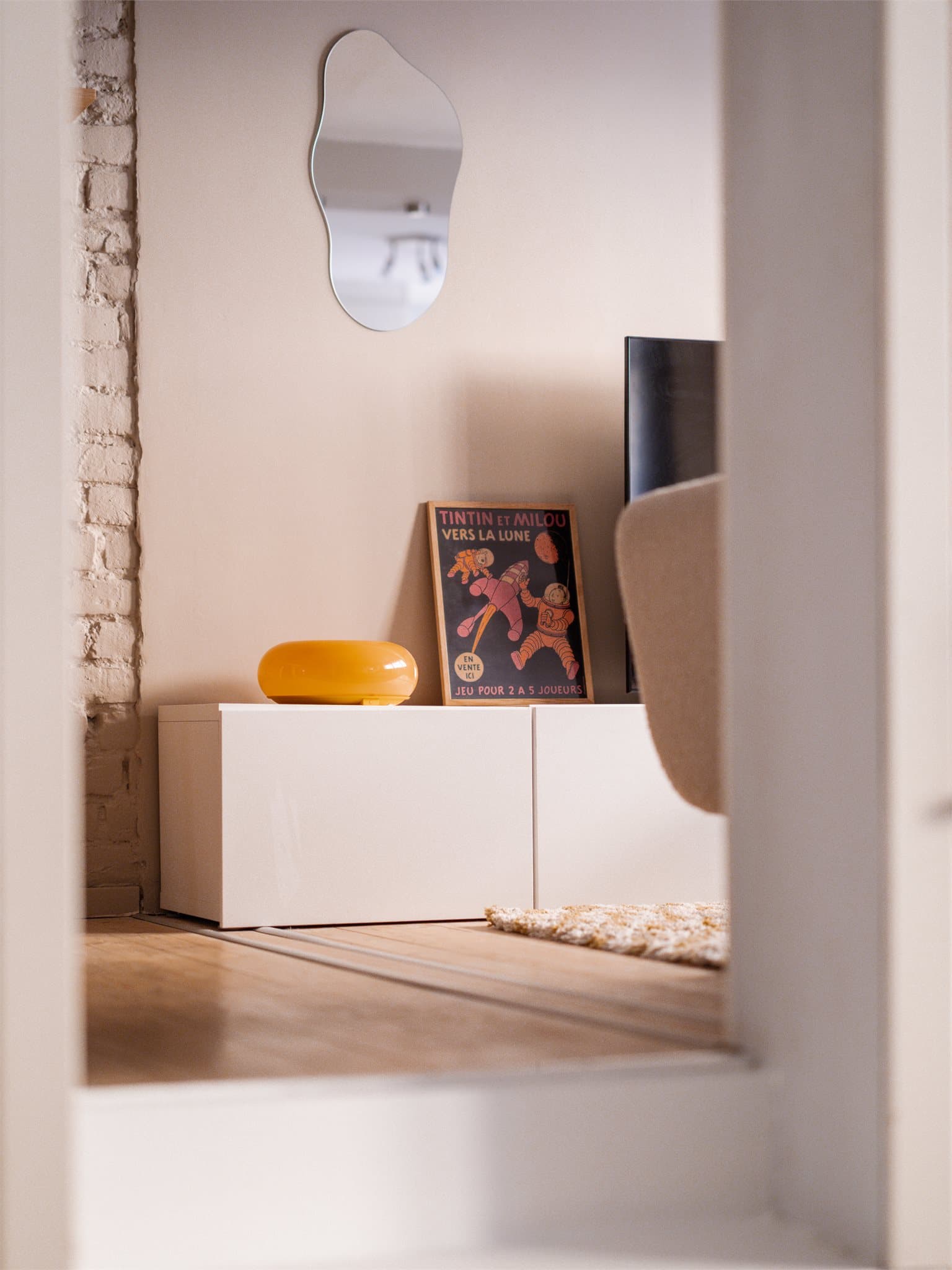 Svært lave felleskostnader på kun kr. 3 115,- som inkluderer internettavtale med Telia, vaktmester og kommunale avgifter m.m.