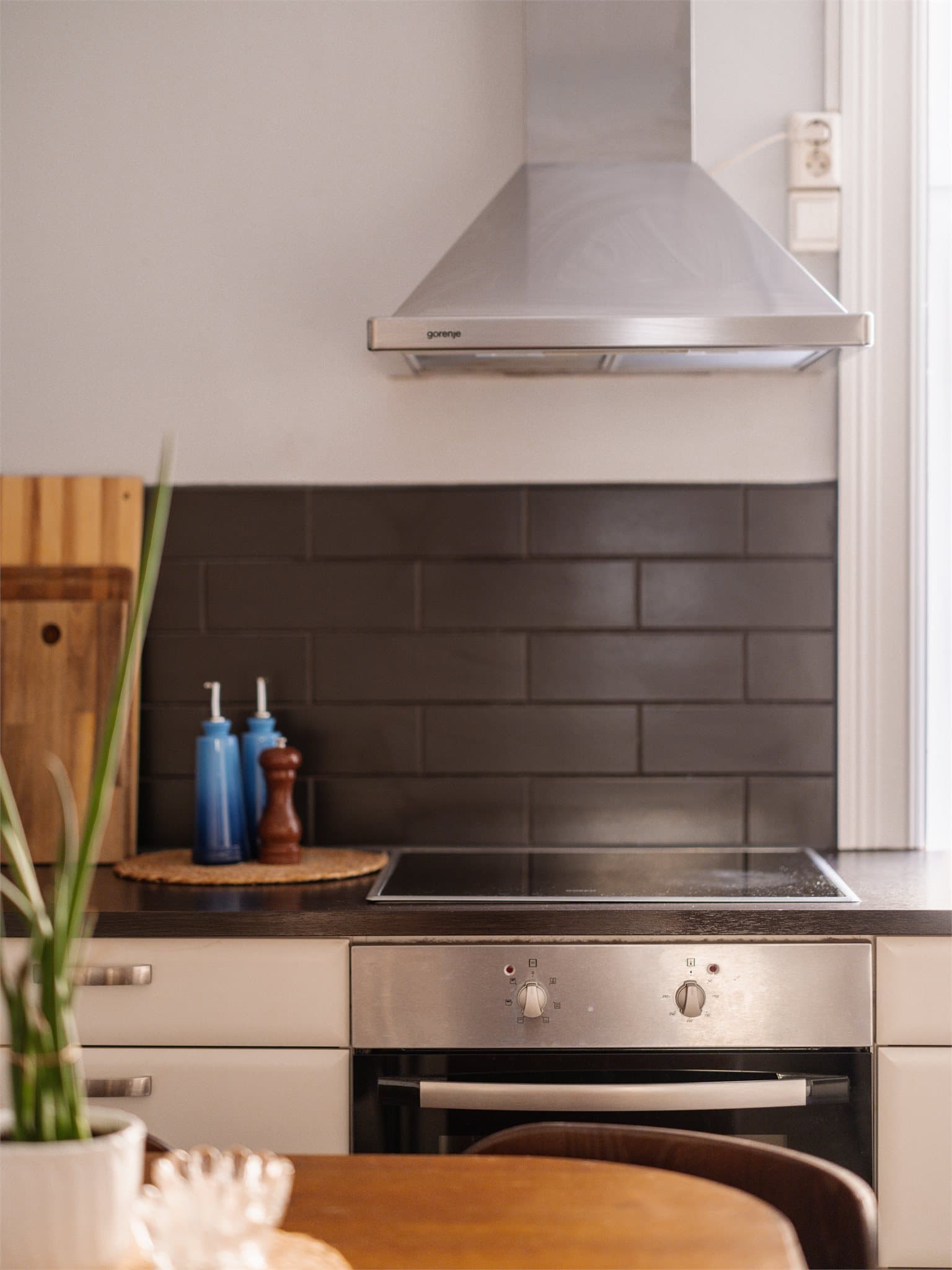 På kjøkkenet finner man integrerte hvitevarer som stekeovn, platetopp og oppvaskmaskin. I tillegg er det naturlig plass for frittstående kjøleskap.