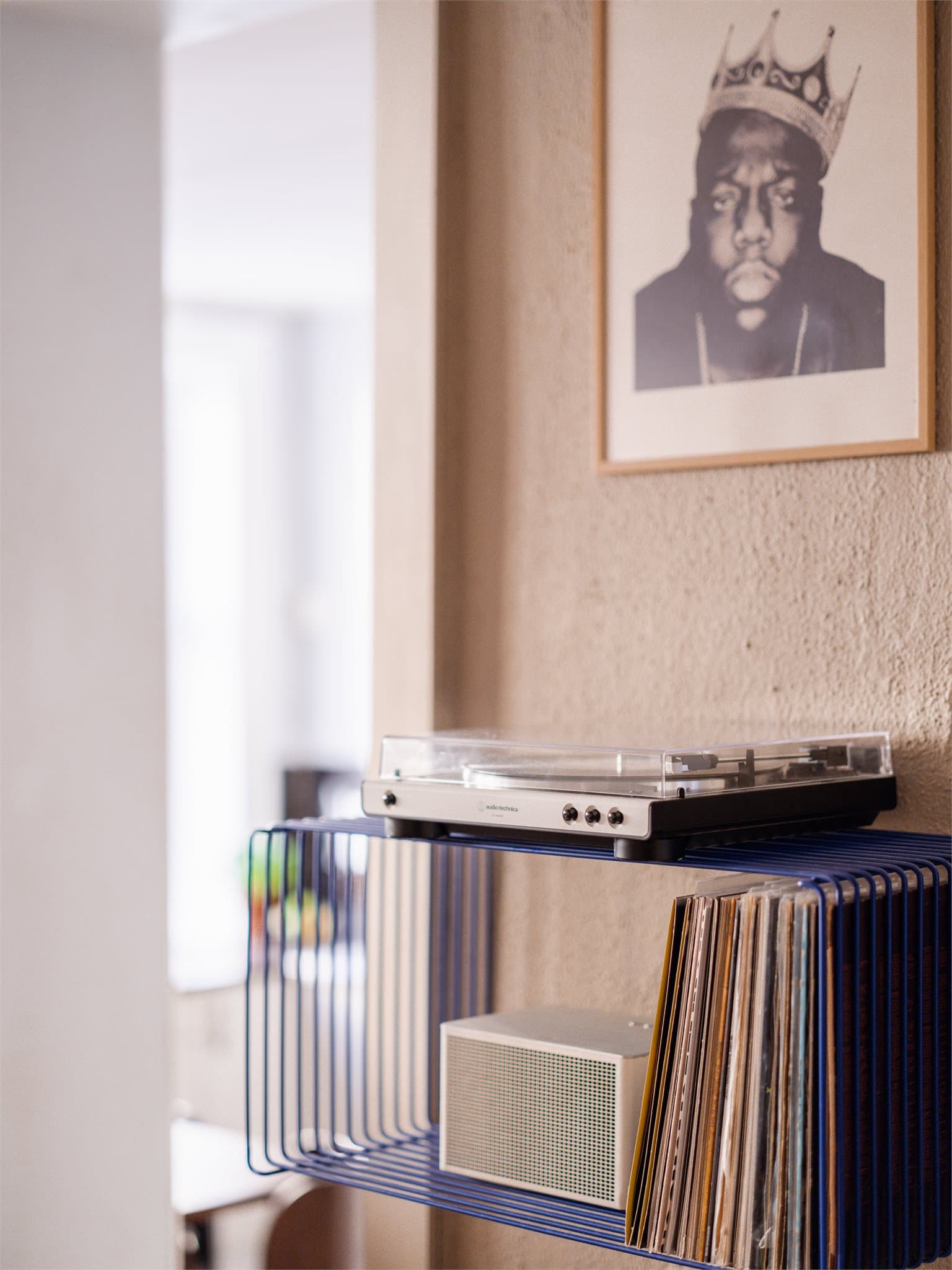 Leiligheten disponerer rikelig med bodplass i både kjeller og på loft med måleverdig areal på 15m². Loftboden har skråtak som gjør at noe av arealet ikke er måleverdig.