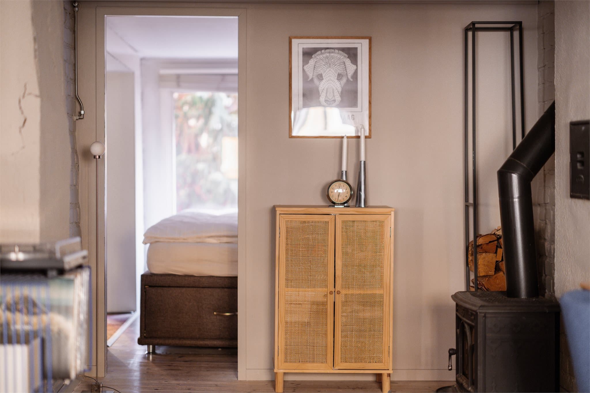 Soverommet ligger i samme halv-etasje som stuen, og med vinduet mot rolig bakgård.