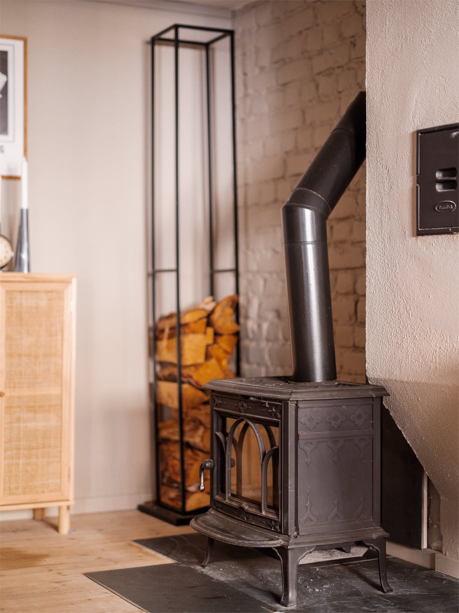 I stuen har man en lekker peis, som holder leiligheten varm om vinteren samtidig som strømkostnader holdes nede.