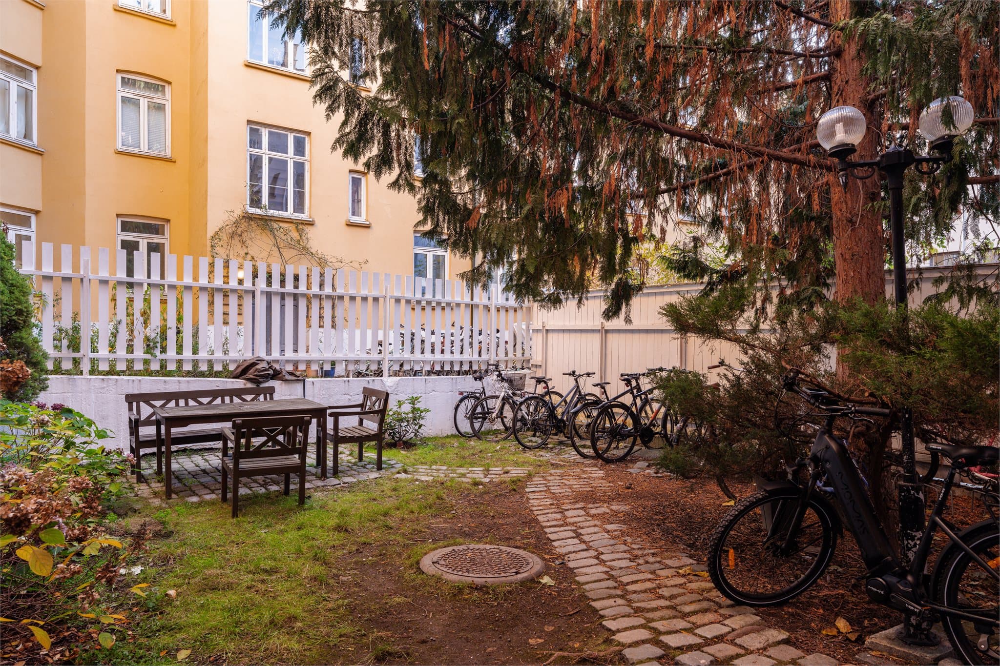 Sameiet har pent opparbeidet gårdsrom, med felles møbler man kan nyte om sommeren i rolige omgivelser.