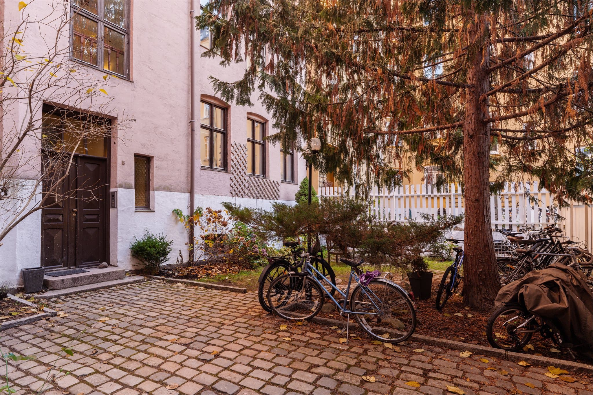 I bakgården har man rikelig med sykkelparkering.