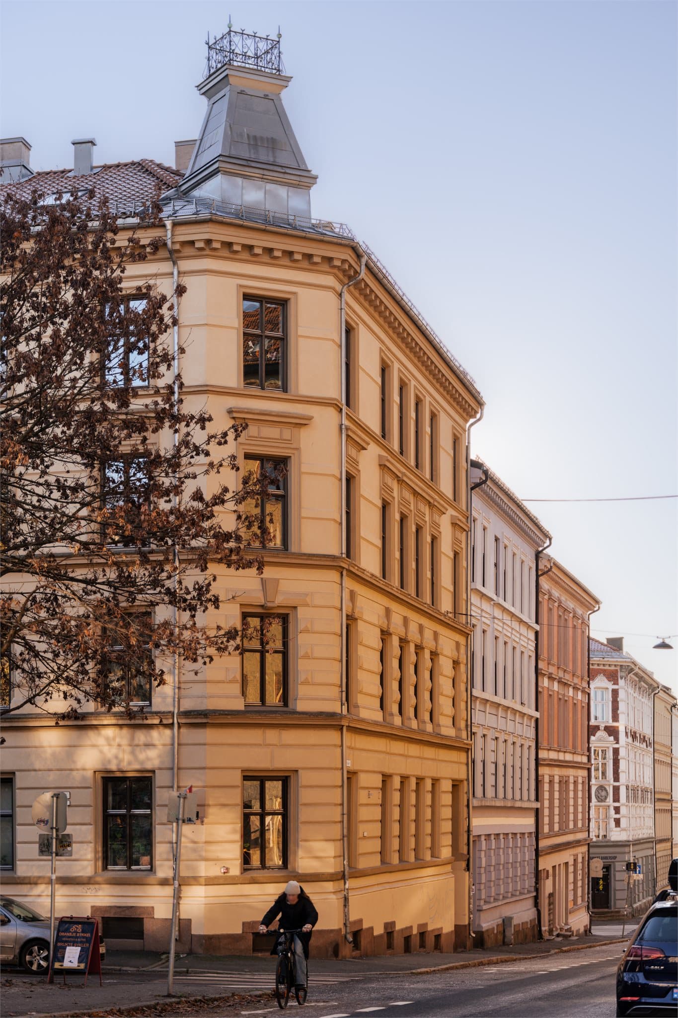 Markveien er en rolig miljøgate, som er enveiskjørt. Dette betyr at det er minimalt med trafikk og støy.