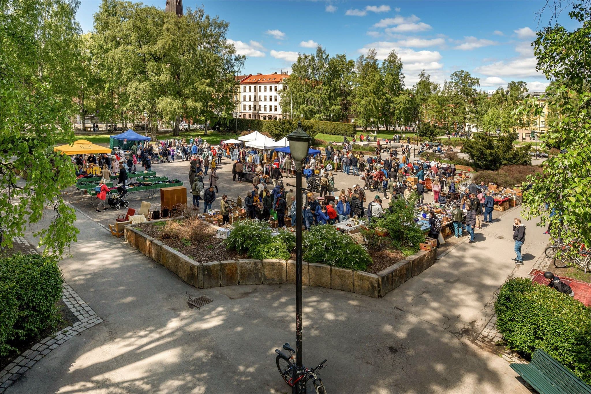 Nesten hver eneste søndag kan man gjøre kupp på bruktskatter på Birkelunden marked, som ligger et steinkast unna leiligheten.