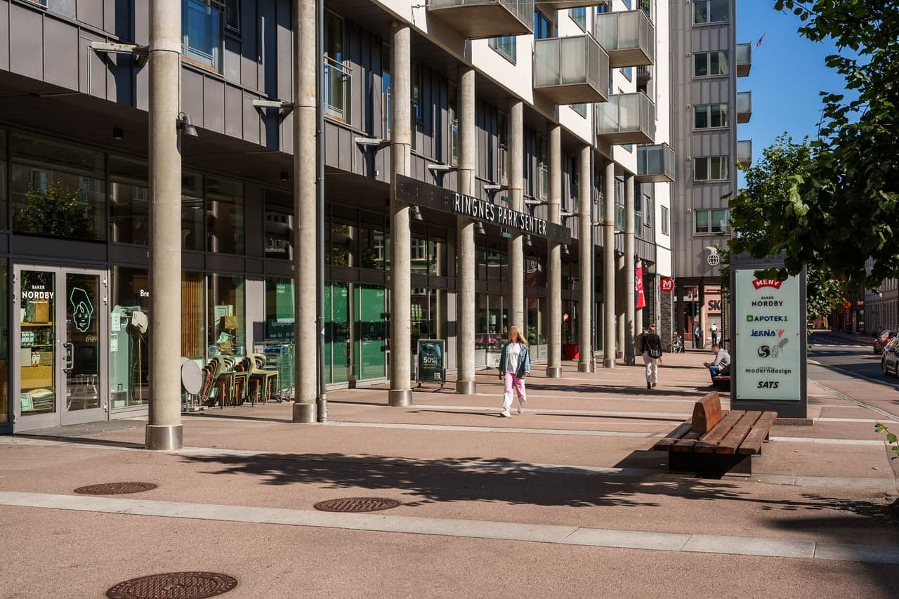 I Sannergata, 5 minutter gange fra leiligheten, ligger Ringes Park som byr på et bredt spekter av butikker samt treningssentret SATS.