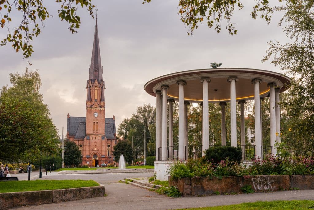 Leiligheten ligger med umiddelbar nærhet til stemningsfulle Birkelunden park og vakre Paulus kirke.