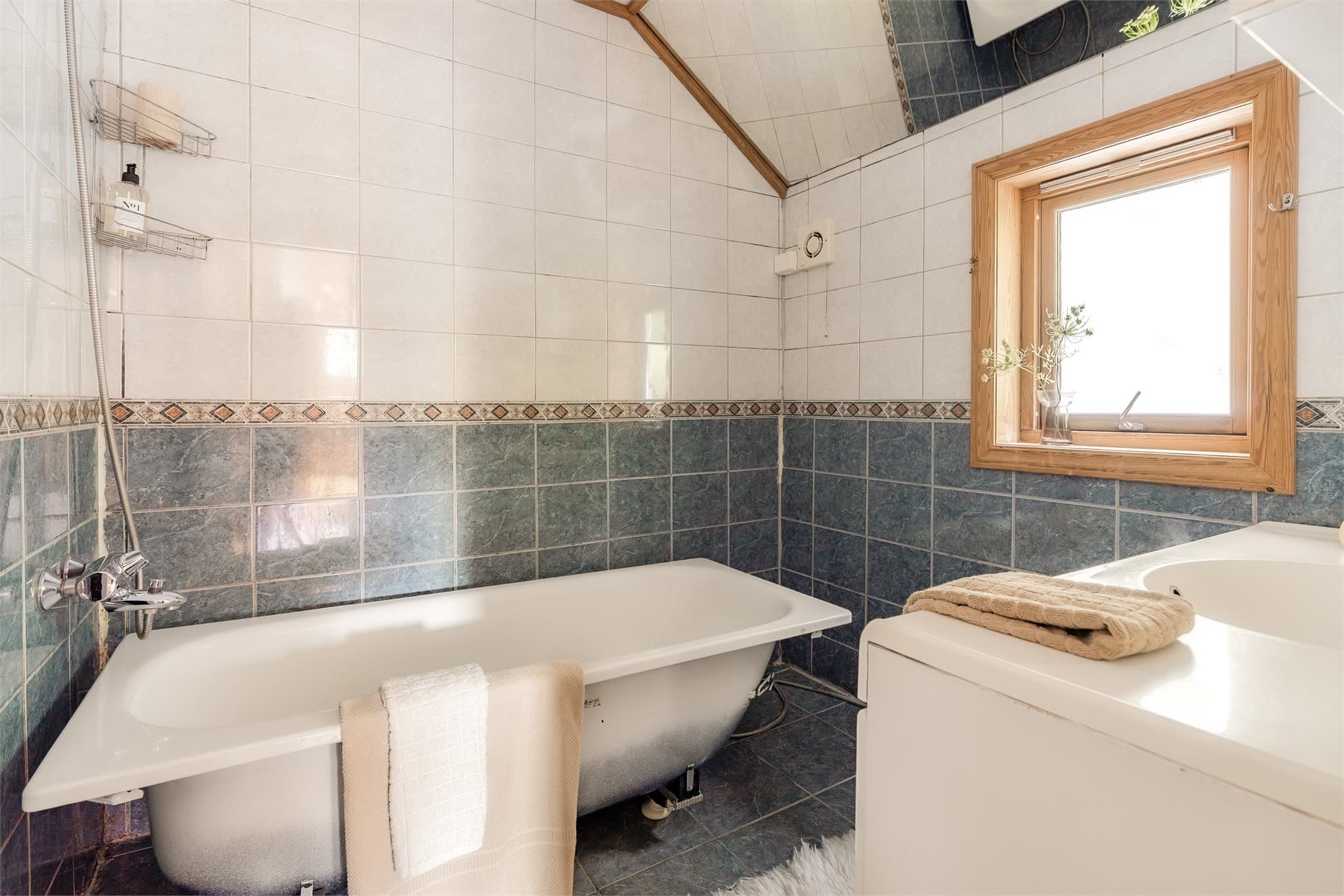 - Tilbake i hovedetasjen finner vi både bad og wc -