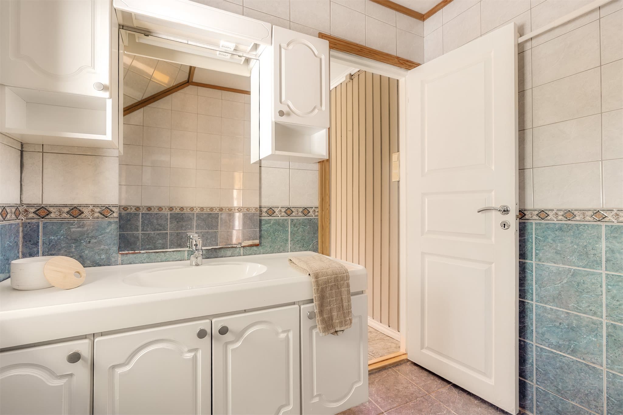 - Badet måler 4,1 m² og er innredet med baderomsmøbel med profilerte fronter, heldekkende servant, speil/skap med belysning, opplegg for vaskemaskin og dusj -