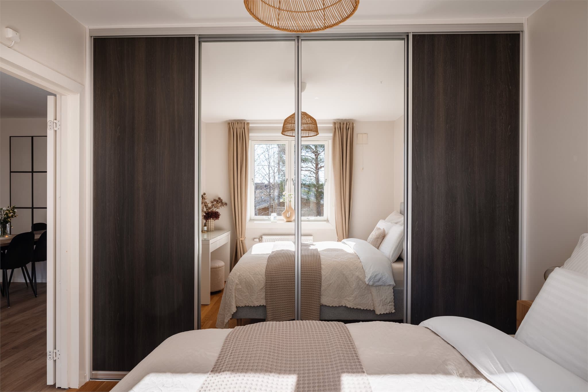 Rikelig med oppbevaringsplass i garderobeskap