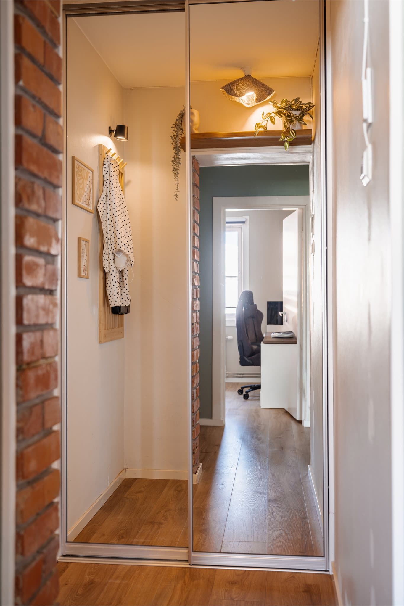 I entreen finner du en genial nisje som er skreddersydd for oppbevaring av klær, yttertøy og alt annet man vil rydde bort, men ha lett tilgjengelig