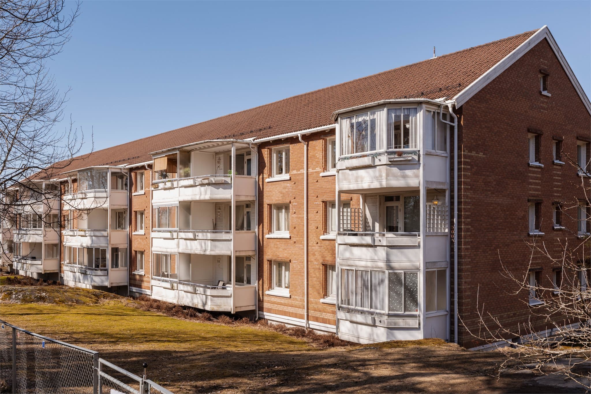 Flott utvendig bilde som viser blokkens arkitektur og balkongens gode plassering