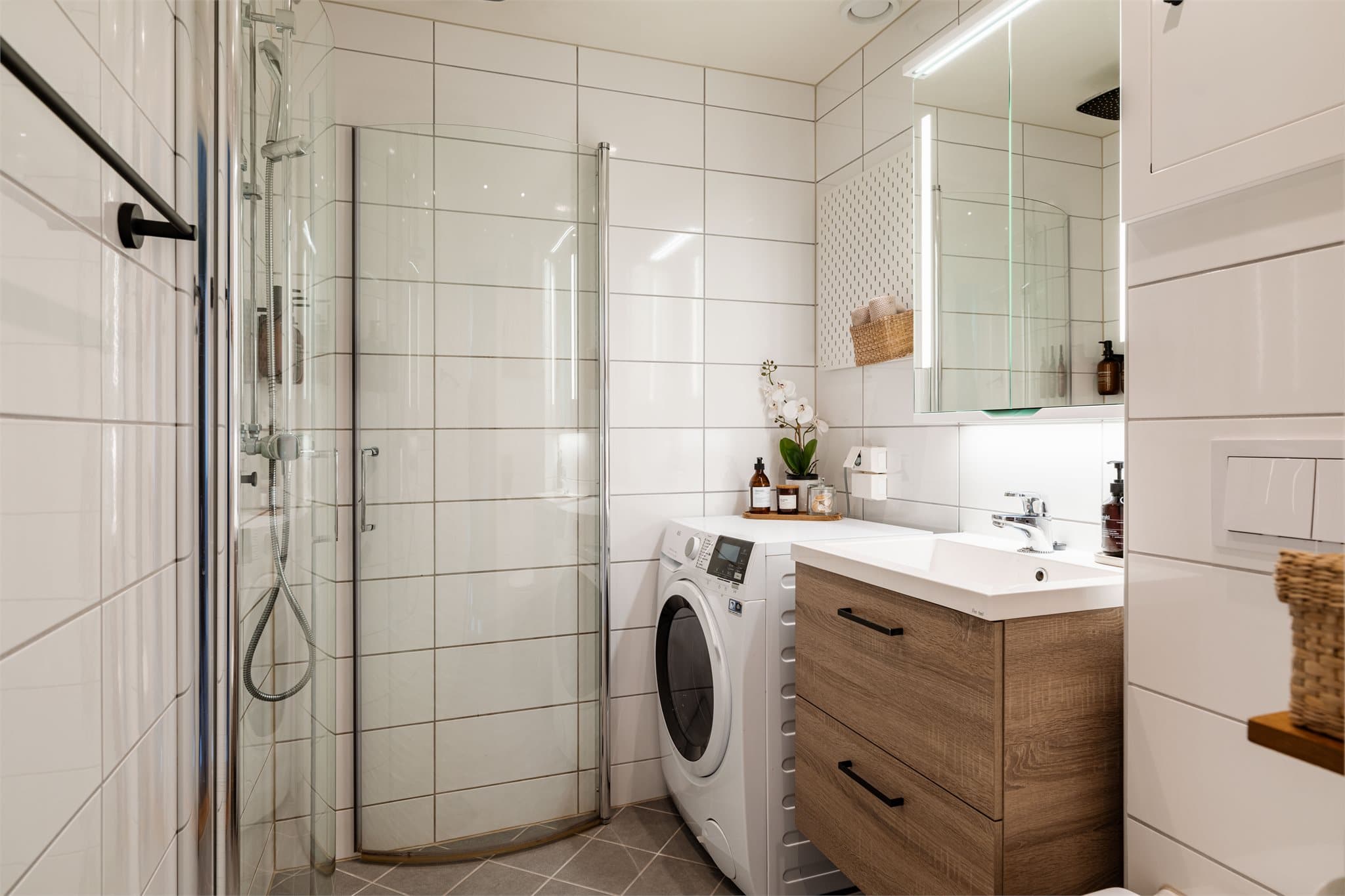 Flislagt baderom med varmekabler, pusset opp i regi av borettslaget i 2020