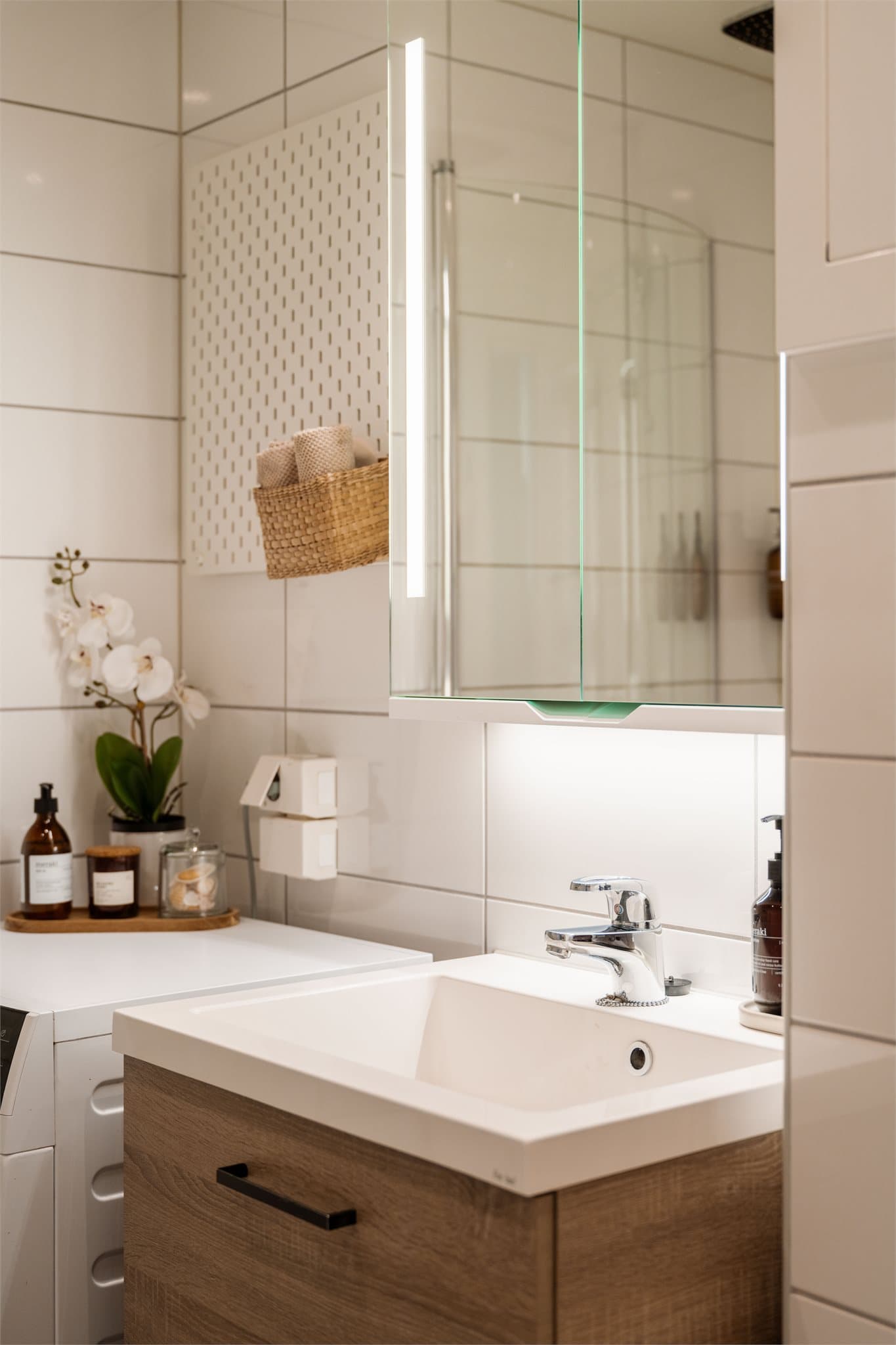 Servant med skuffeinnredning og vegghengt toalett med innebygget sisterne