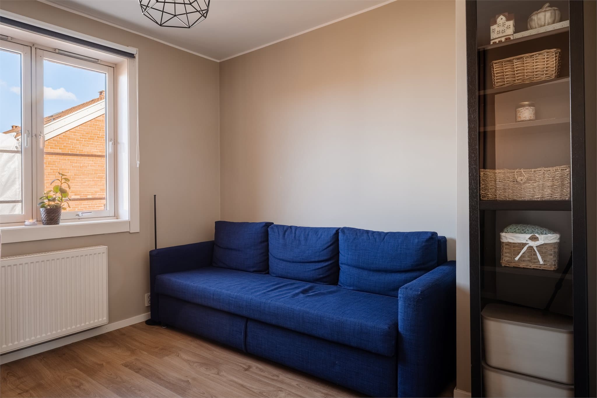 Her er det god plass til sovesofa, seng, og oppbevaring