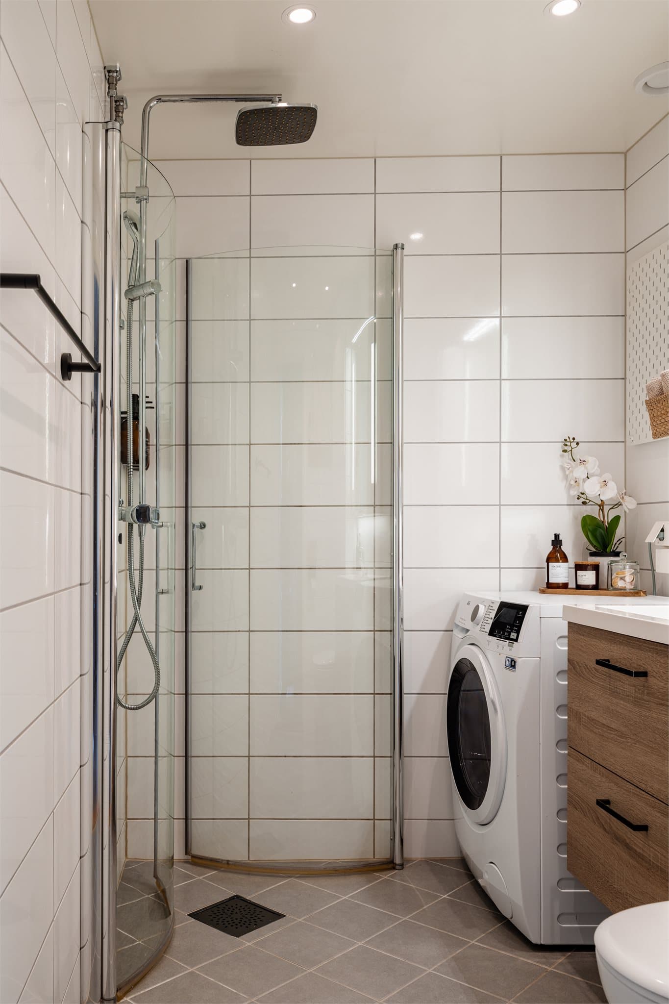 Dusj på gulv med dusjdører i herdet glass