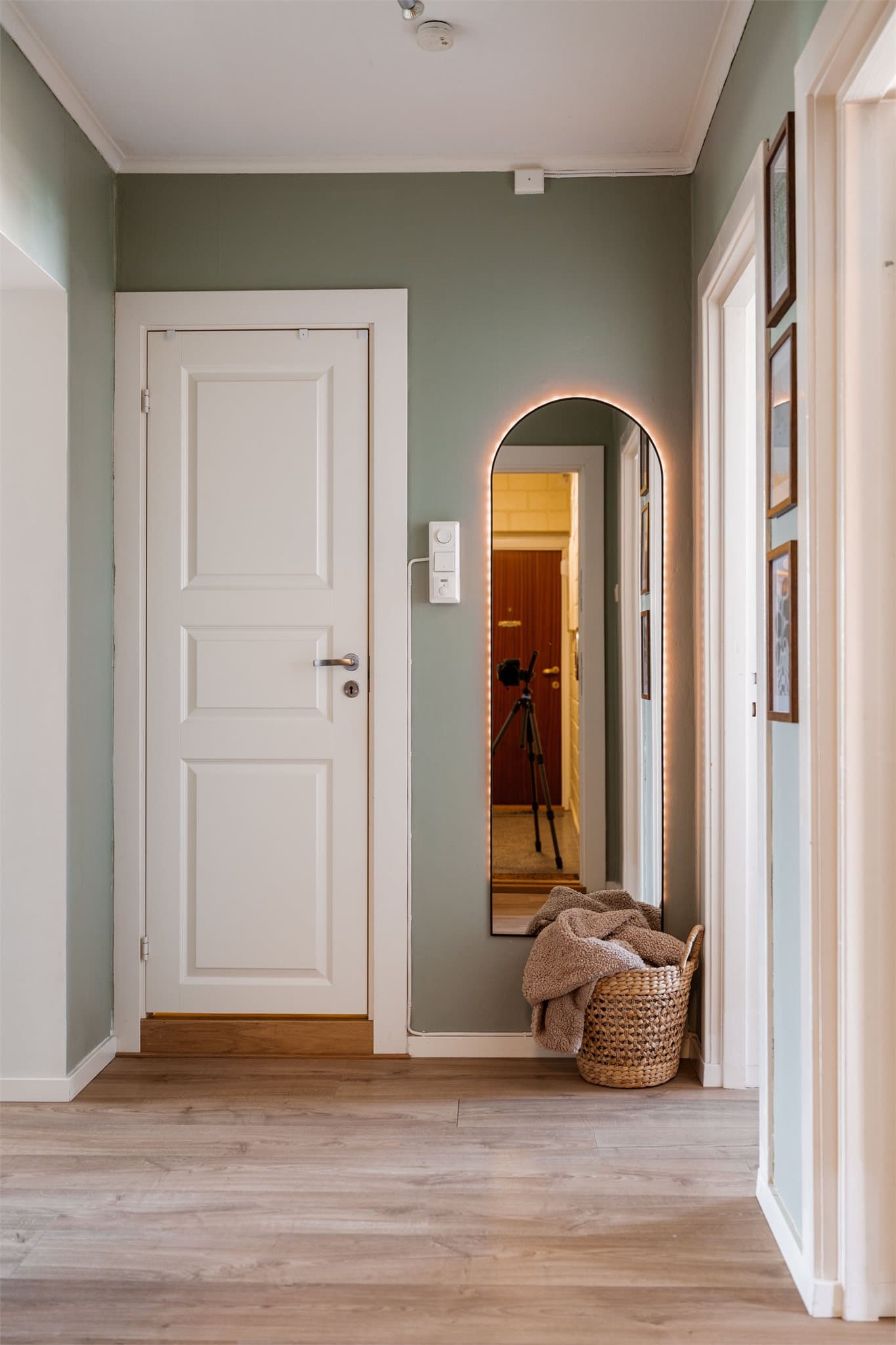 Entreen er lys og romslig