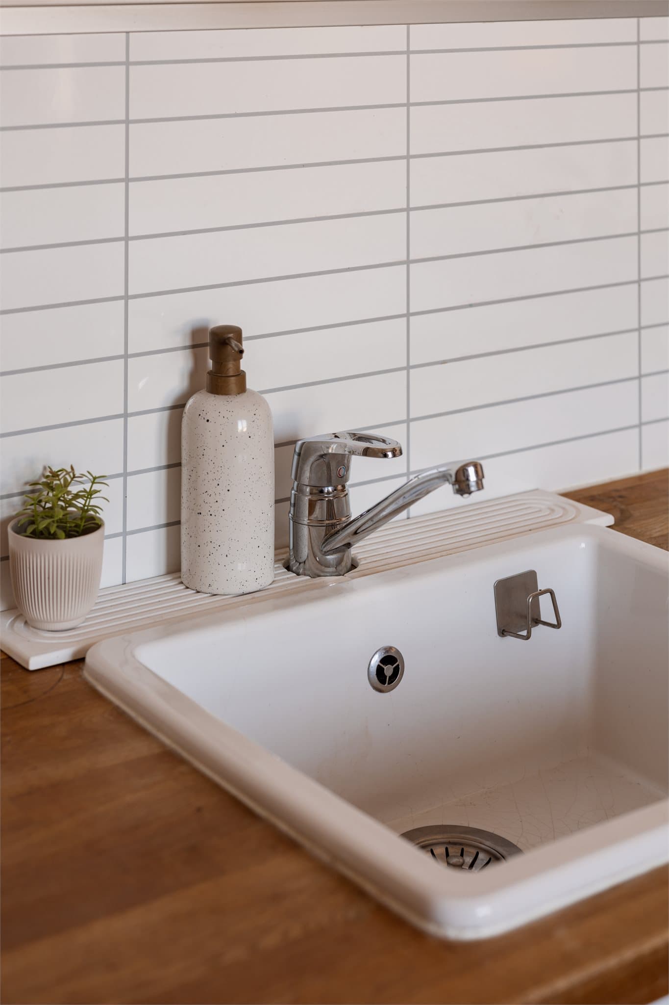 Her har du eikebenkeplate med nedfelt porselensvask