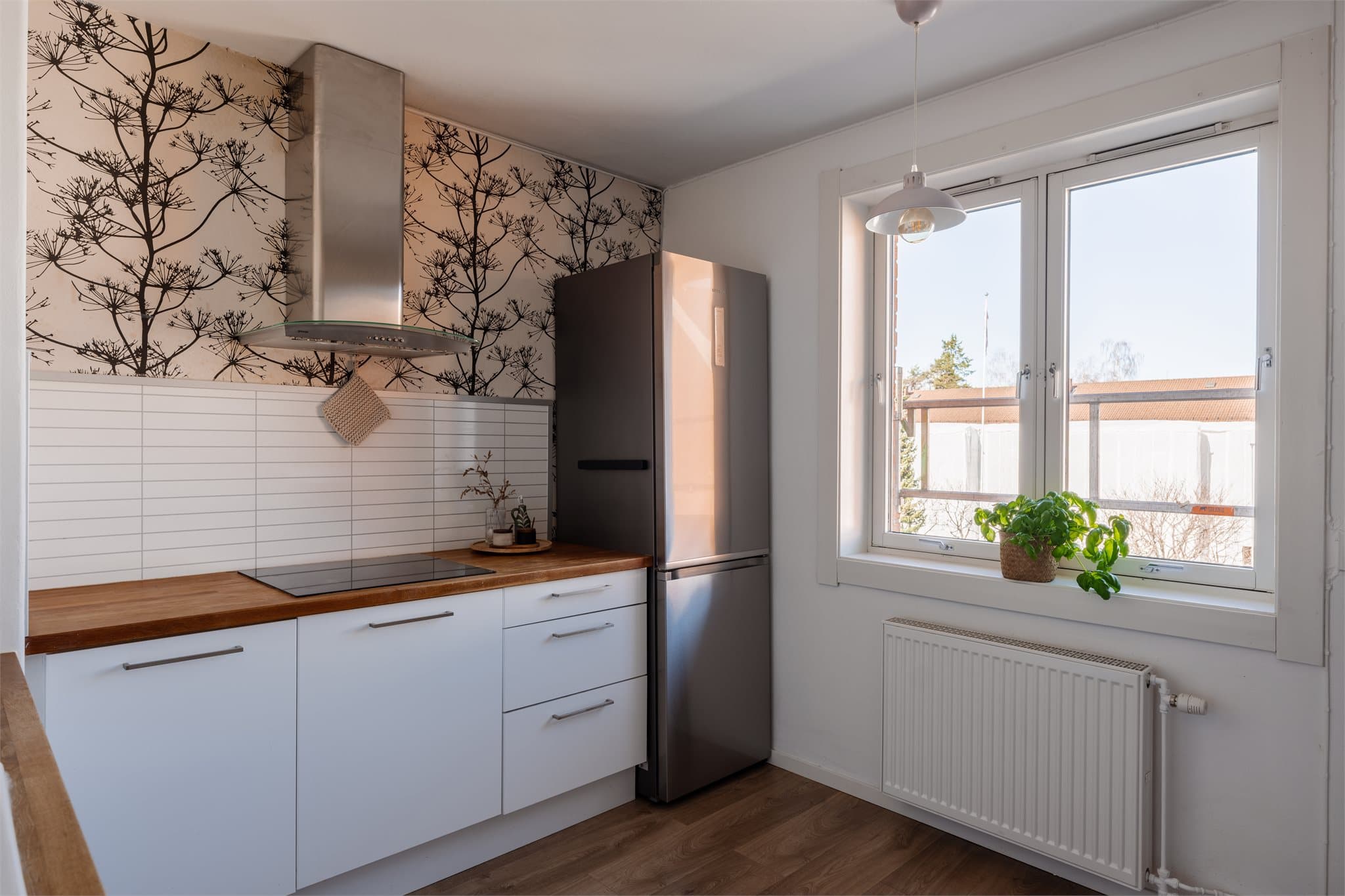 Veggplater mellom benk og overskap gir et helhetlig og lettstelt uttrykk