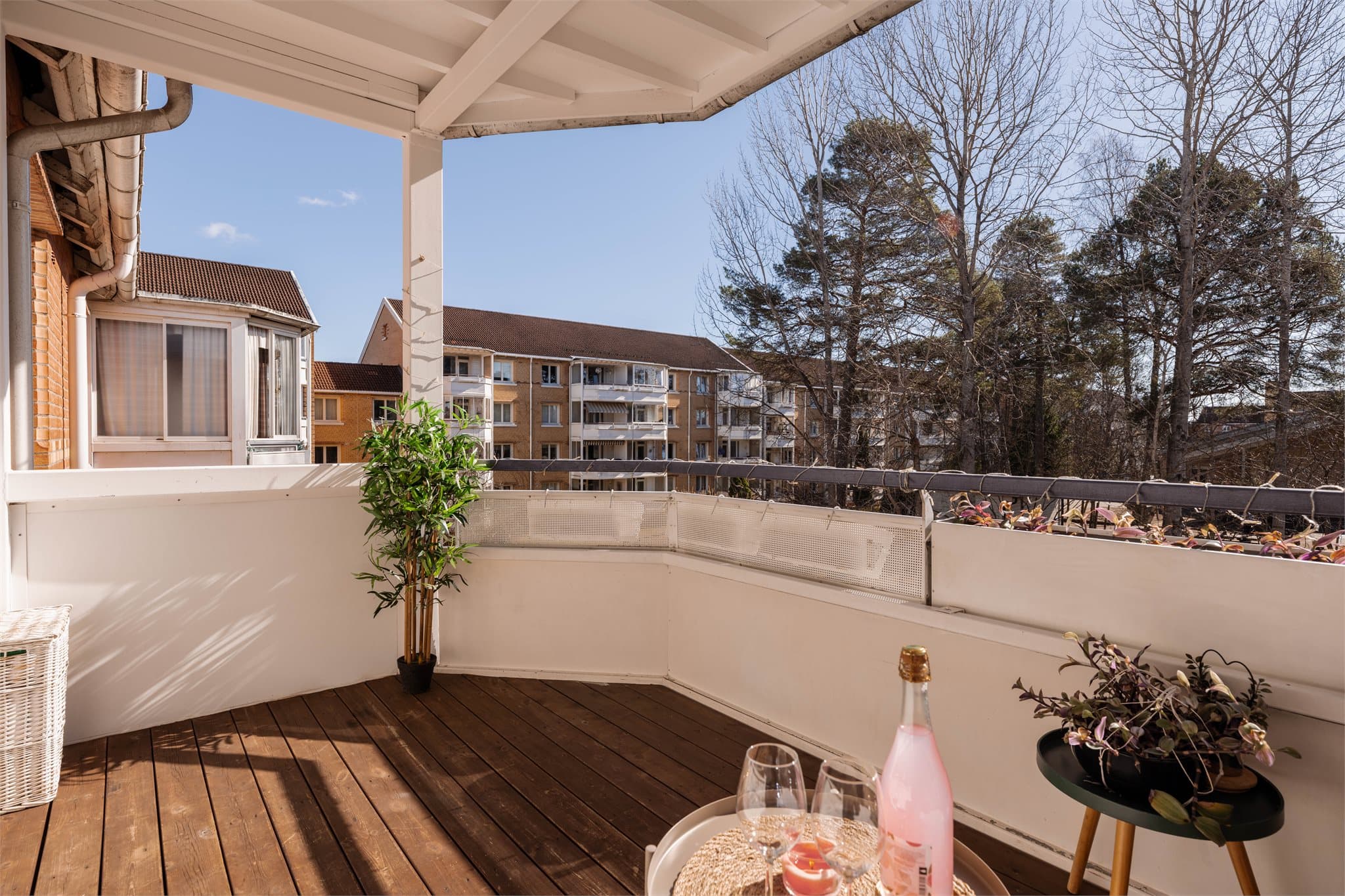 Her presenteres en super fin og lys 3-roms med god intern beliggenhet