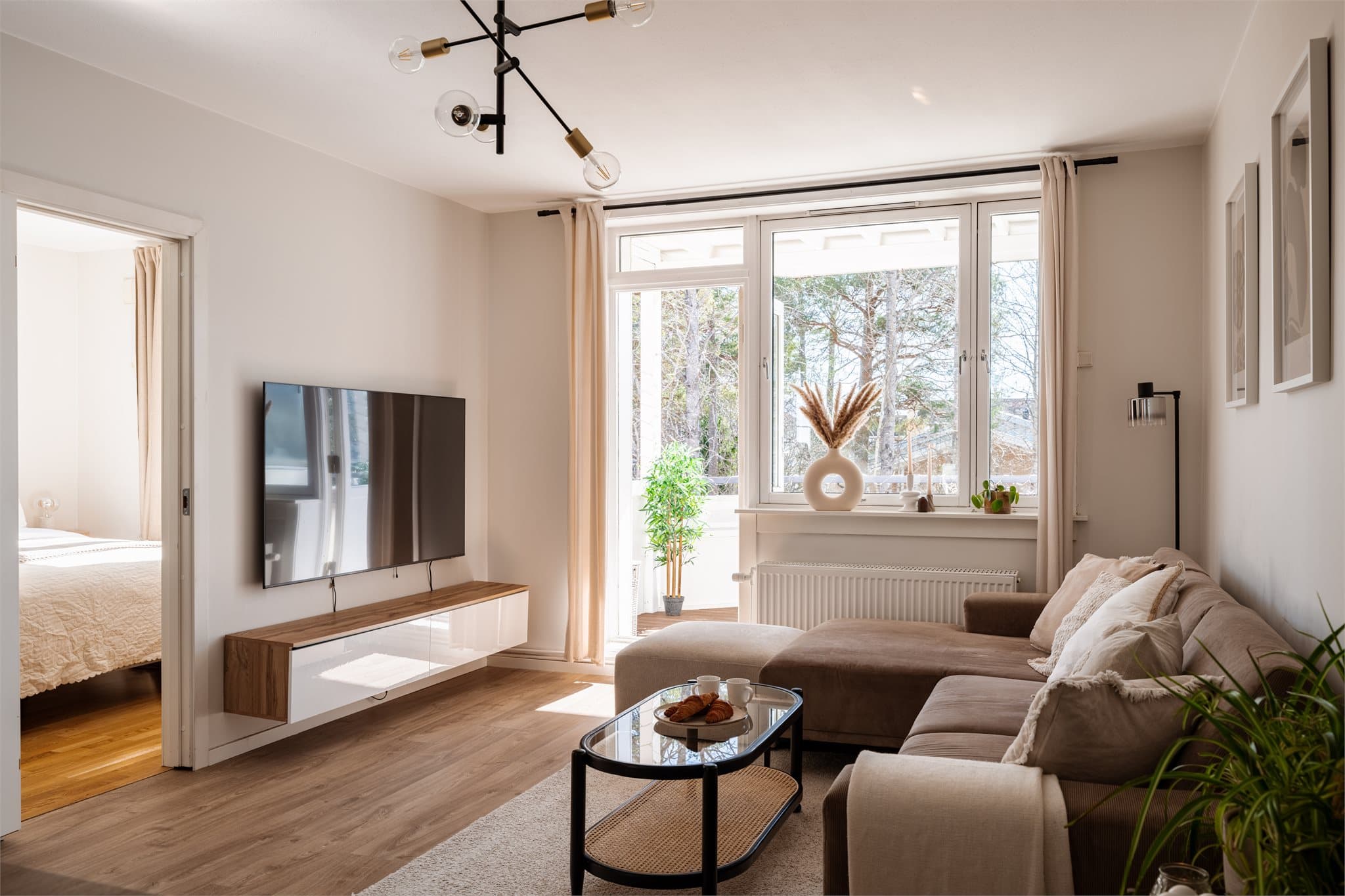 Fra stuen er det inngang til leilighetens hoved soverom