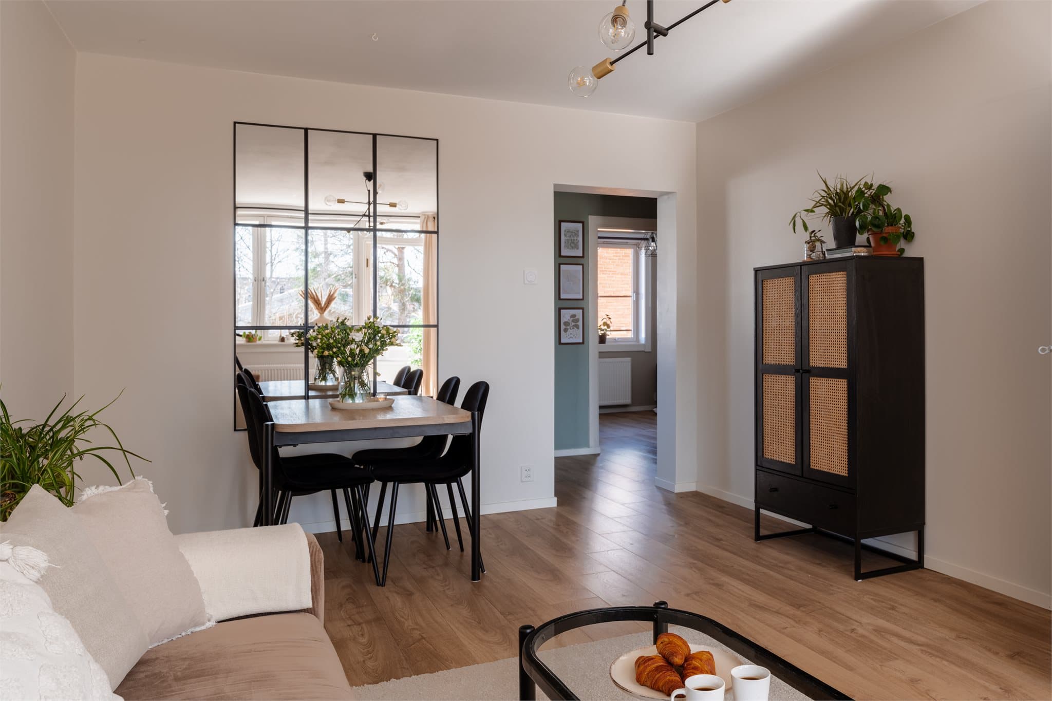 Fra stuen går vi videre inn i entreen som fører deg videre til leilighetens øvrige rom