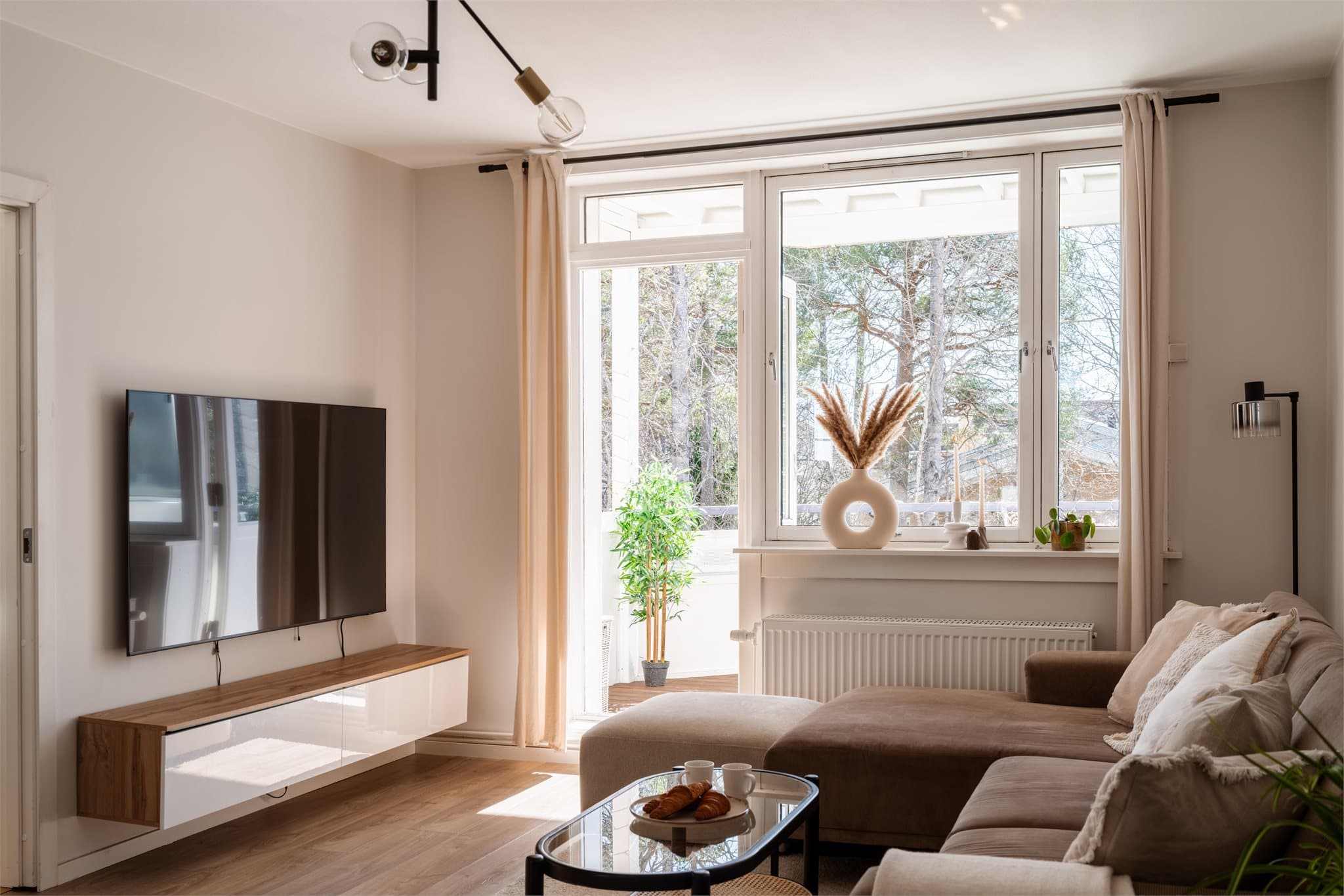 Dette er en gjennomgående og velholdt leilighet som er oppgradert de siste årene.