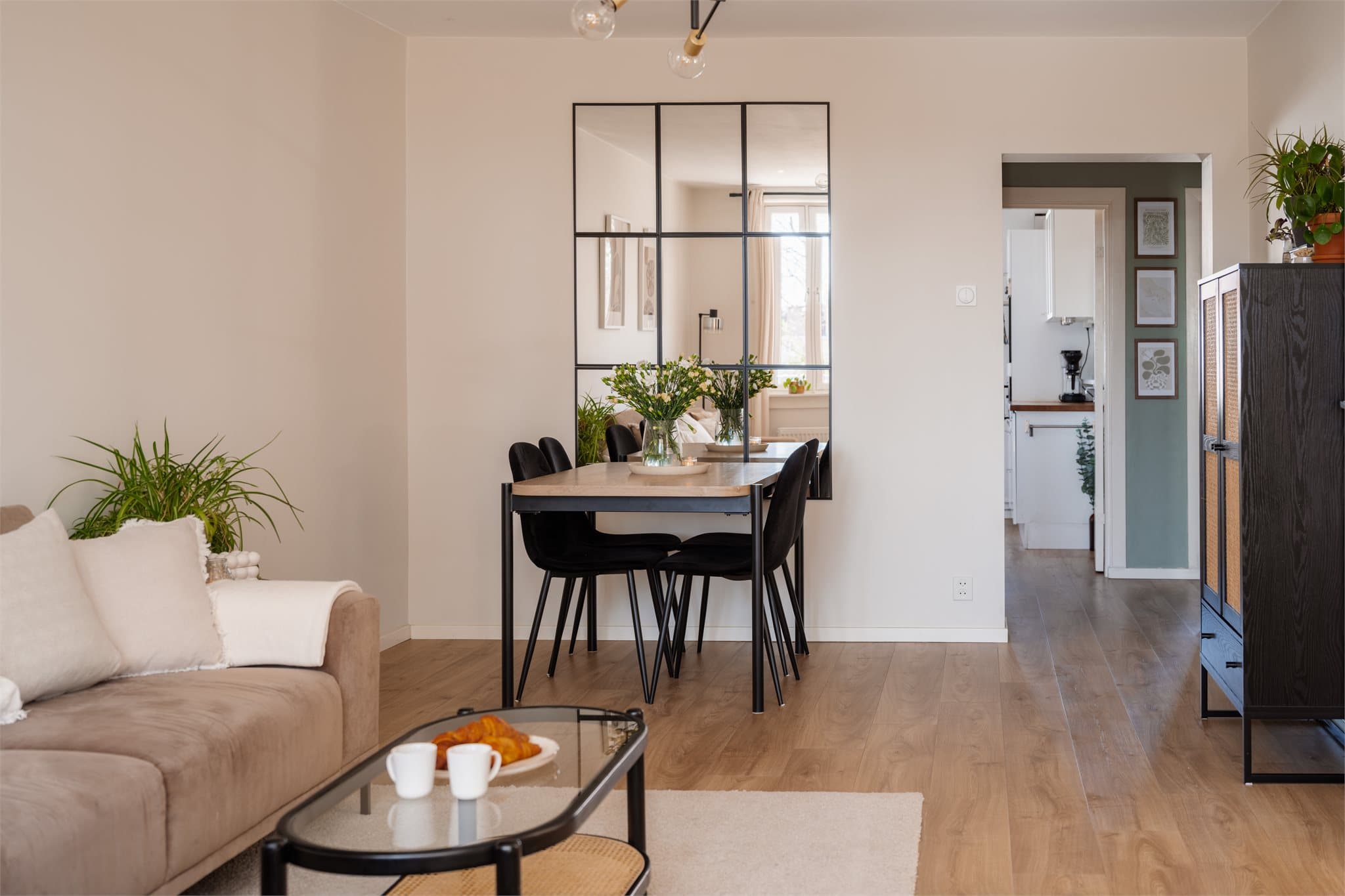 Stuen er innredet i ulike soner hvor det er naturlig plass til spisebord