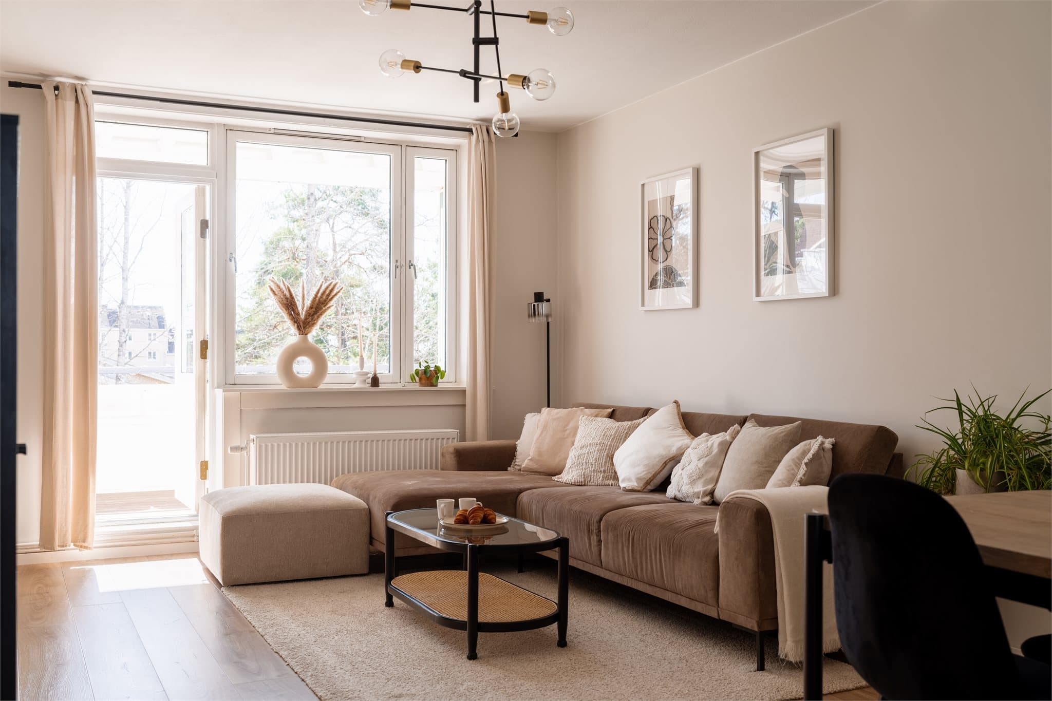 Store vindusflater og god plass til både sofakrok og spisestue