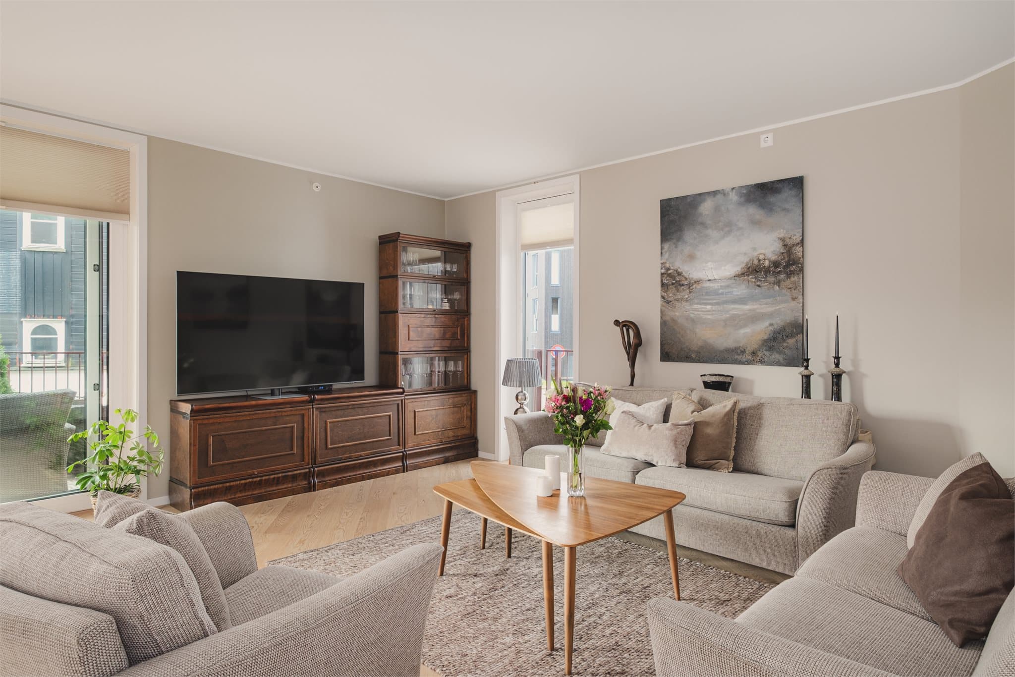 - Boligen har et totalt BRA-i på 112m² og inneholder entré/gang, 2 bad, 3 soverom, vaskerom og stue/kjøkken -