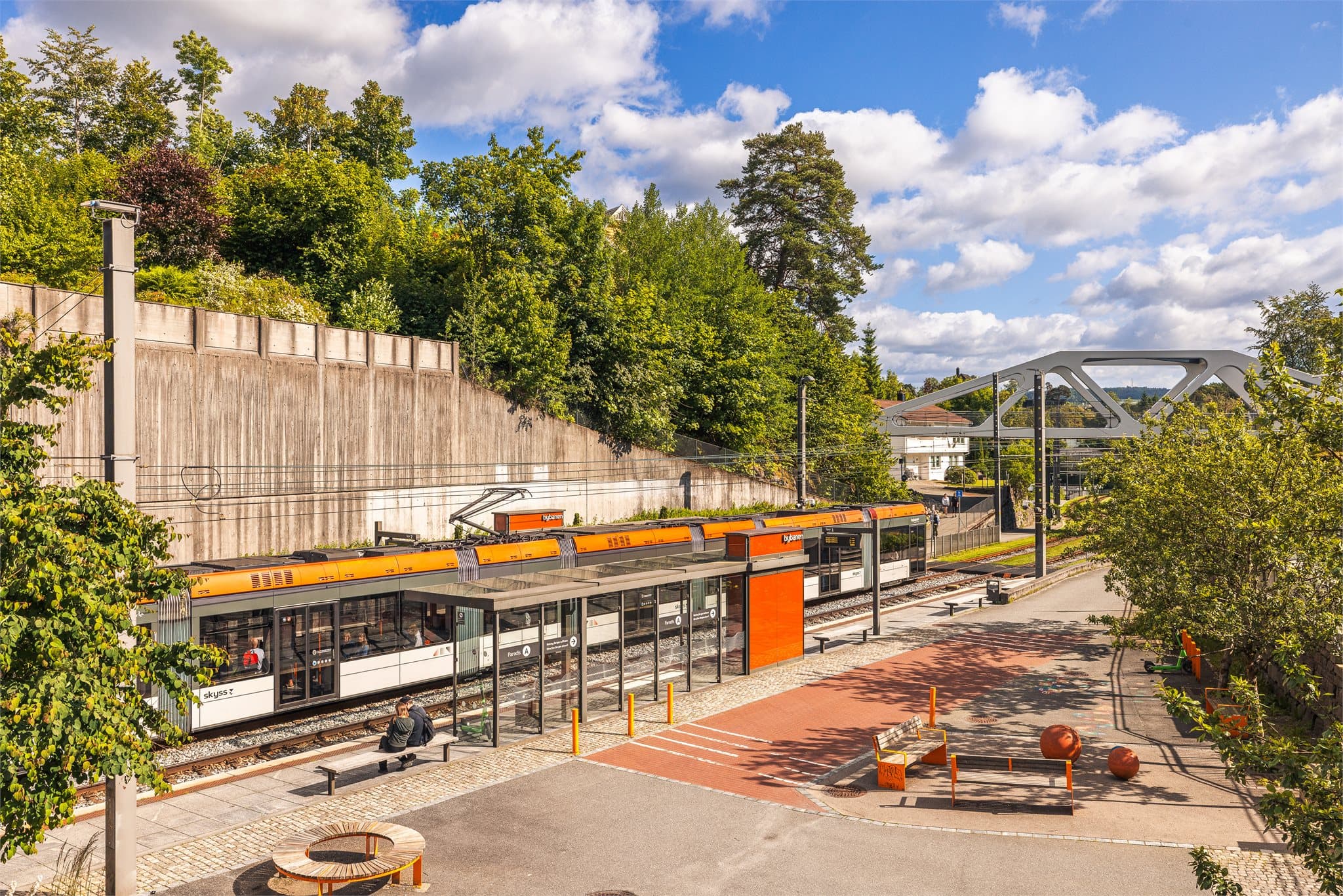 - Kun få minutters gange til bybanestoppet på Paradis -