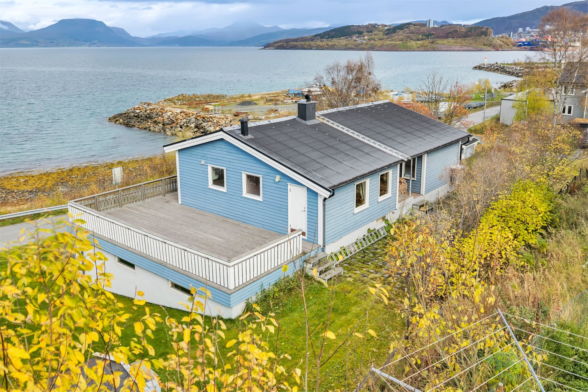 Enebolig over to plan med stor takterrasse og åpen utsikt mot Ofotfjorden.