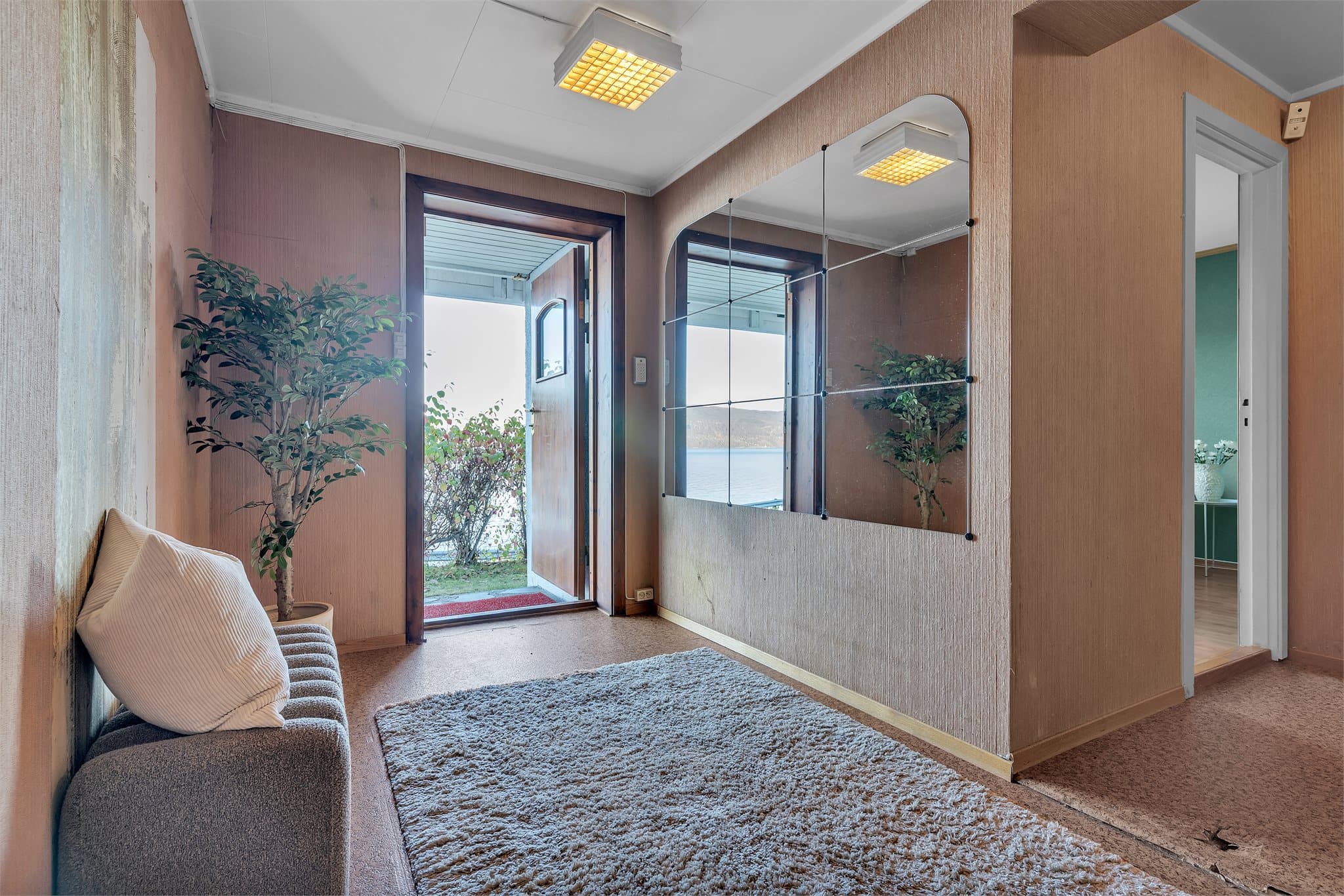 Entréen i underetasjen har speilvegg og god plass til garderobe, yttertøy og sko.