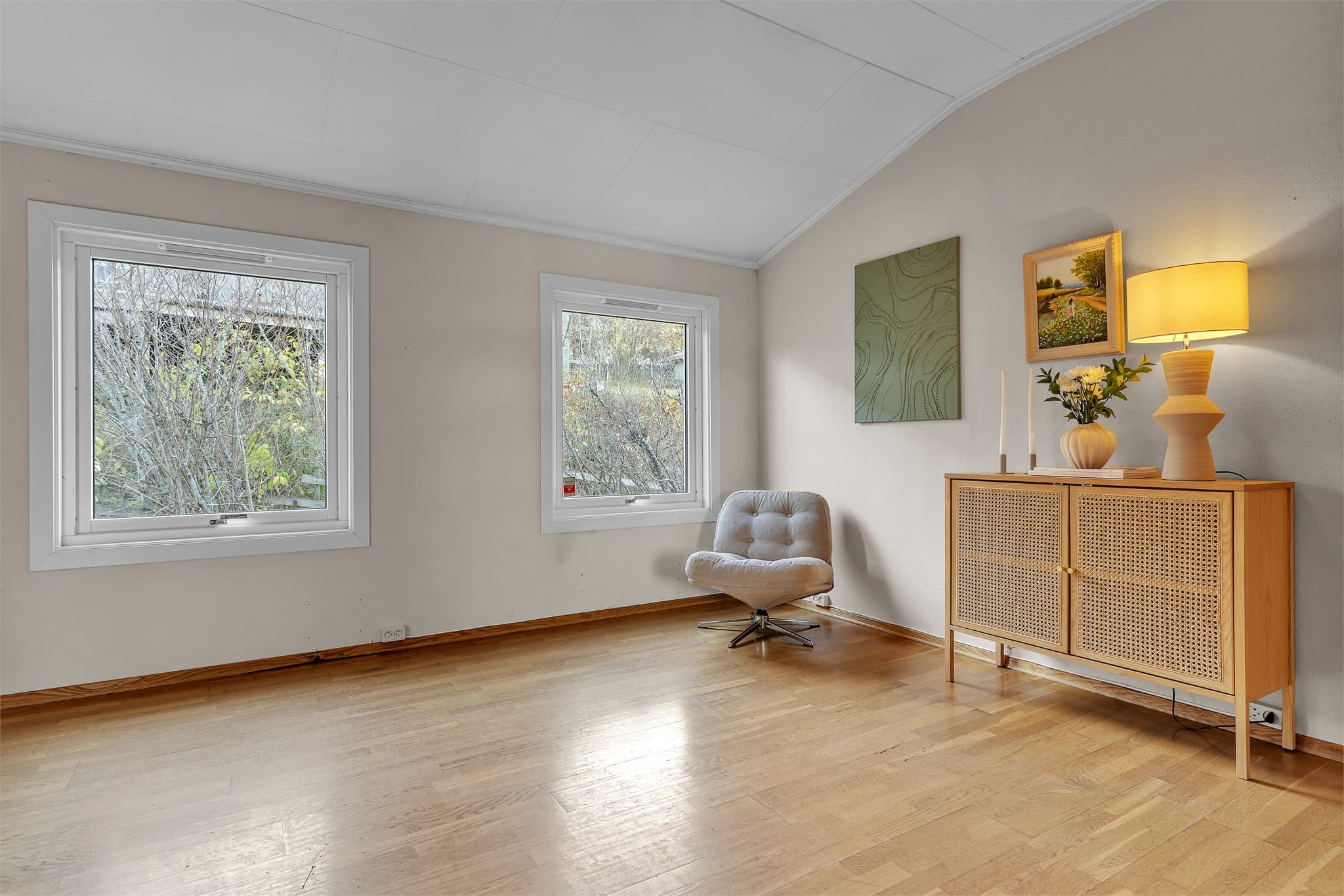 Stor hall med flere vindusposter gir godt lysinnfall fra ulike vinkler.