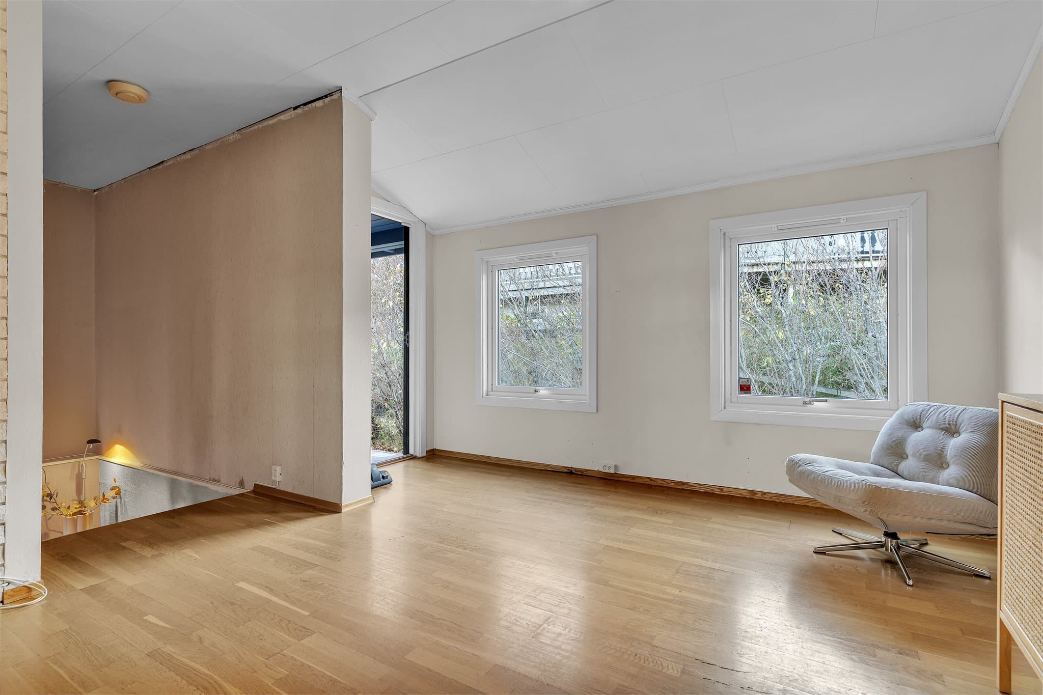 Hallen med trappeåpningen knytter stueetasjen sammen med underetasjen.