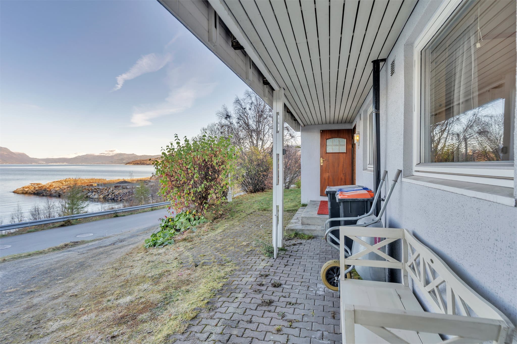 Uteplassen på bakkeplan har utsikt mot sjøen og småbåthavnen.
