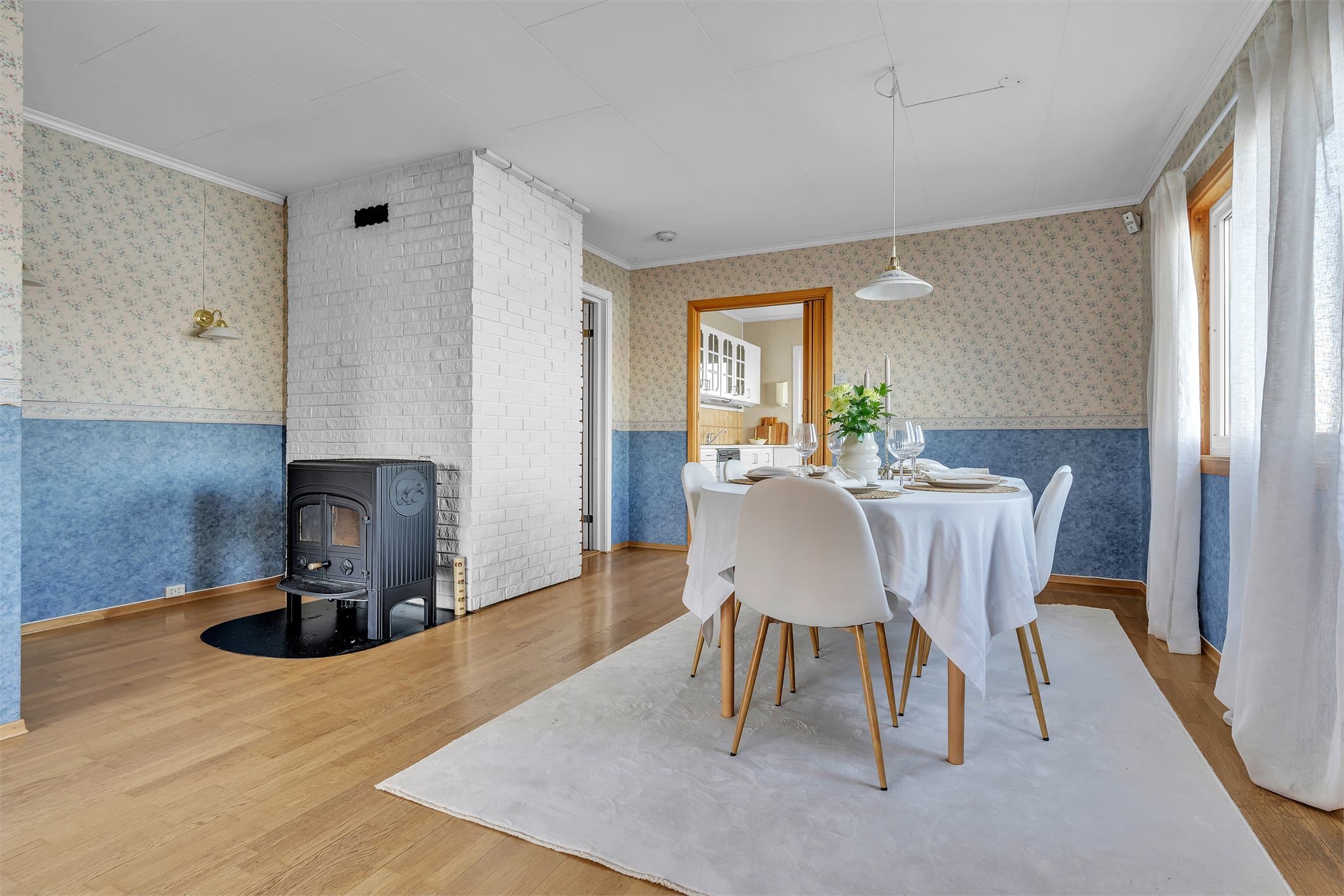 Spisestuen oppleves som et naturlig samlingspunkt mellom etasjens øvrige oppholdsrom.