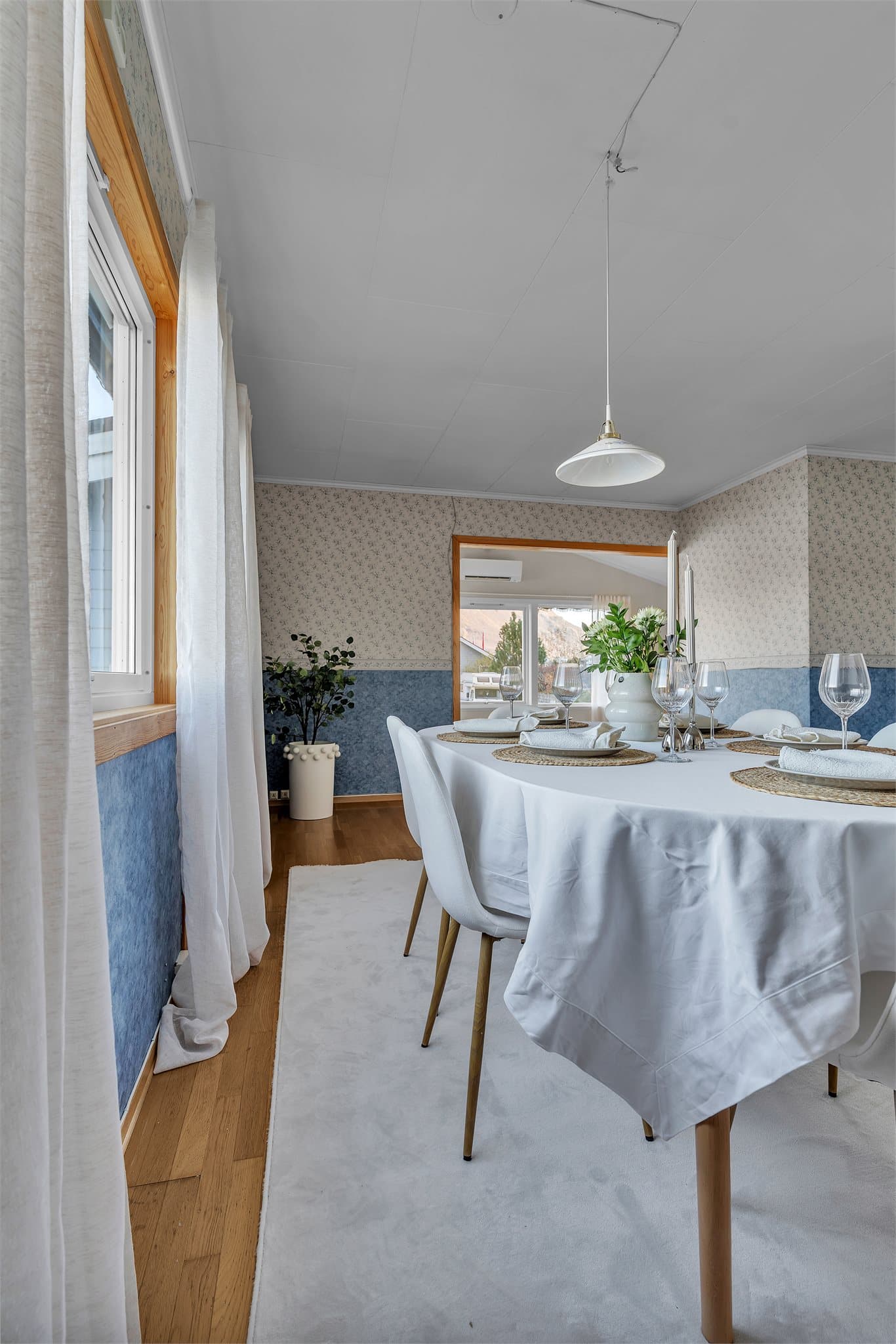 Rommet har god takhøyde og rikelig med plass til møblering.