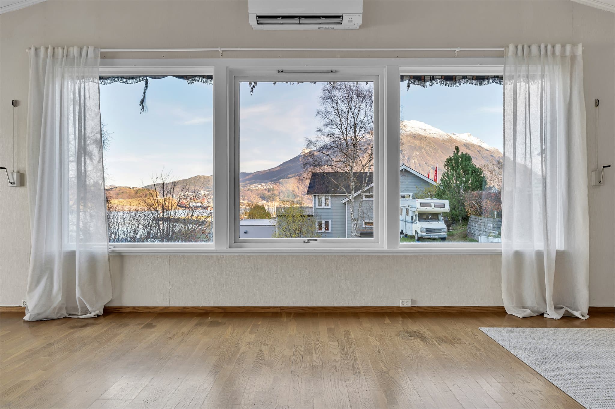 Panoramautsikt mot Fagernesfjellet og Ofotfjorden fra stuevinduene.