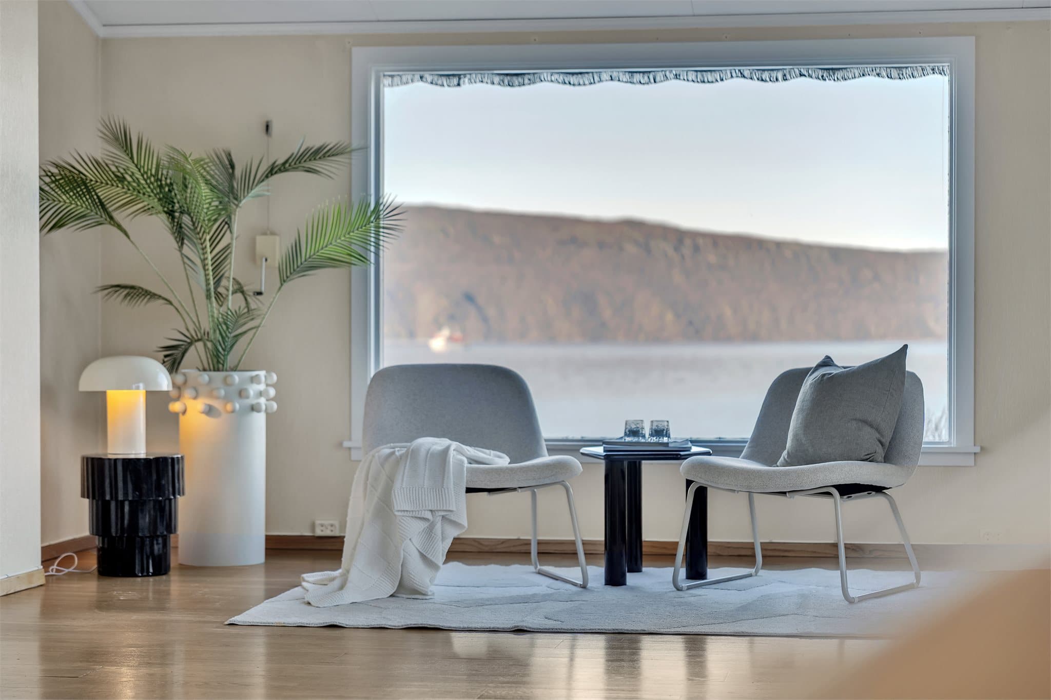 Stuevinduet rammer inn båttrafikken på fjorden.