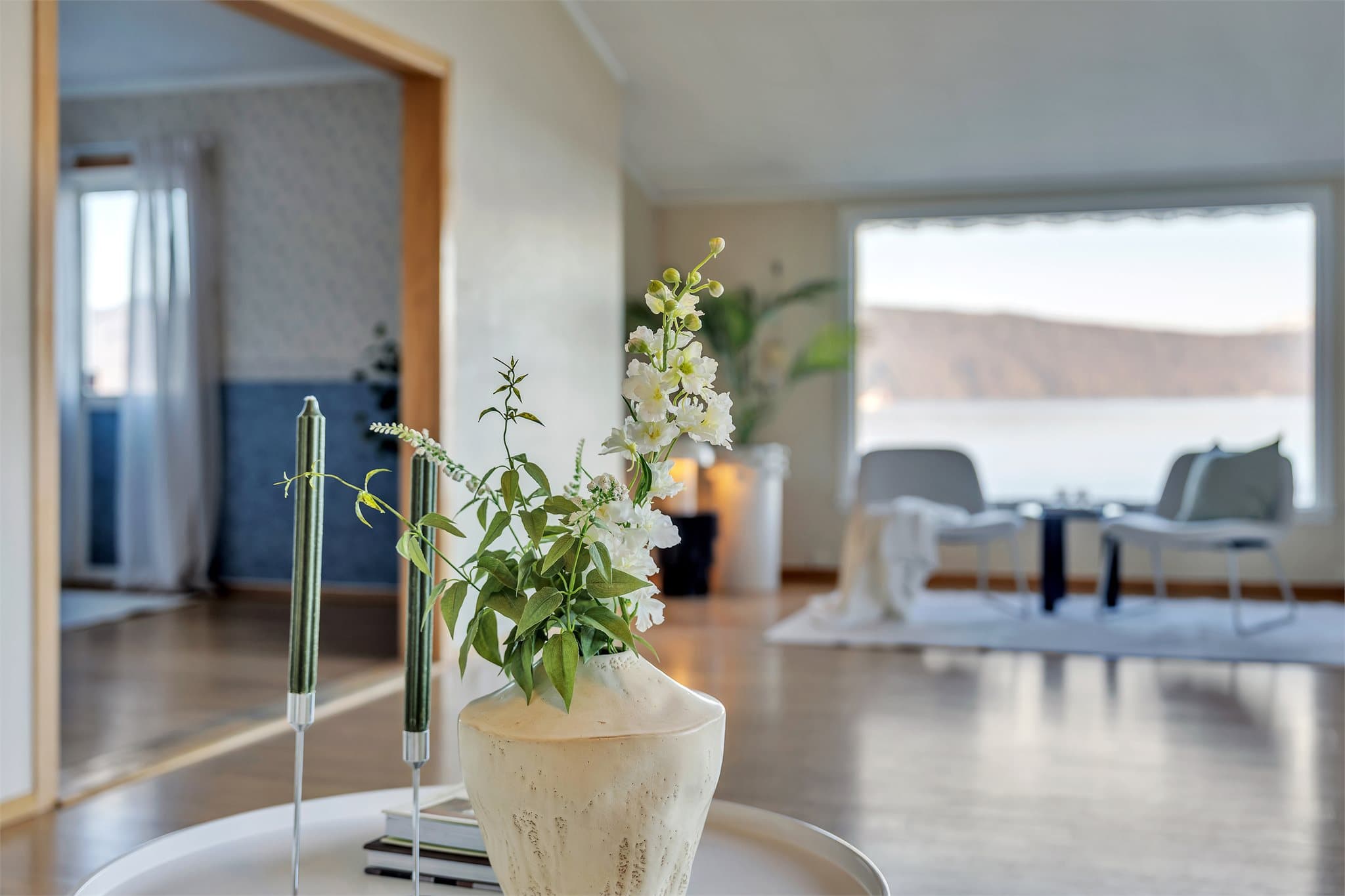 Vannspeilet utenfor reflekterer dagslyset inn i rommet.