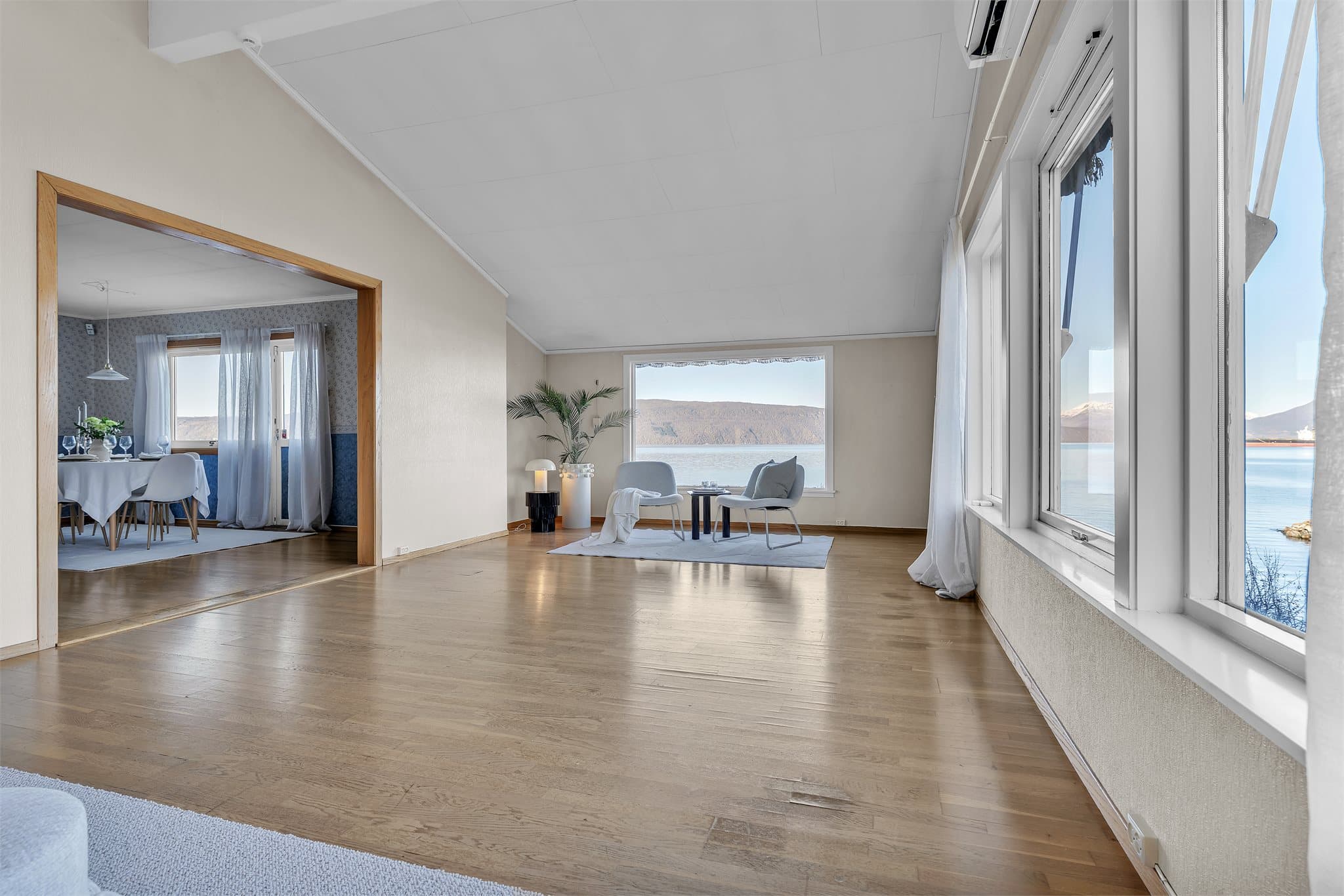 Stuen i tilbygget har skråhimling og gjennomgående eikeparkett.