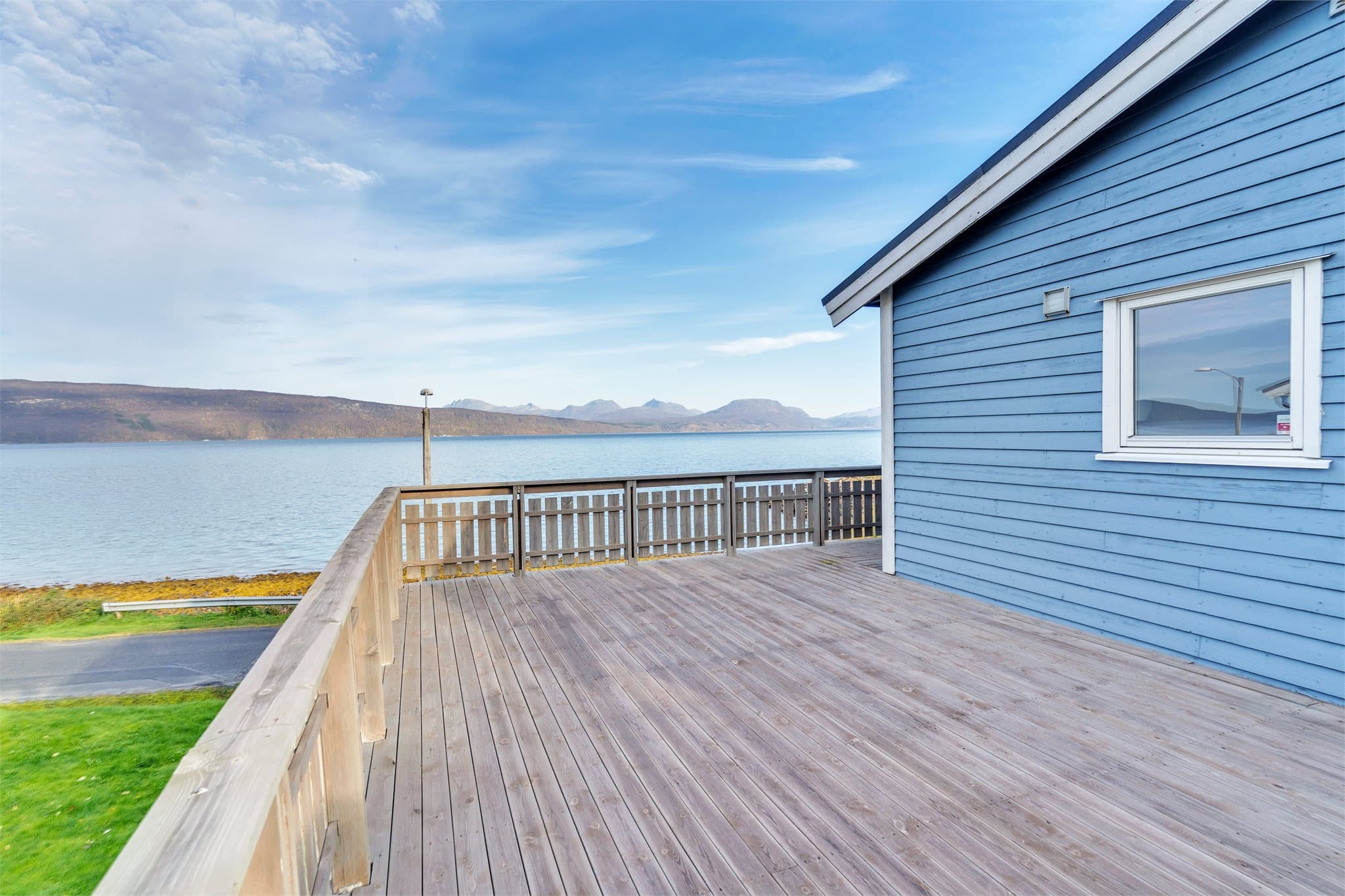 Fra terrassen er det panoramautsikt over Ofotfjorden og fjellmassivene rundt.