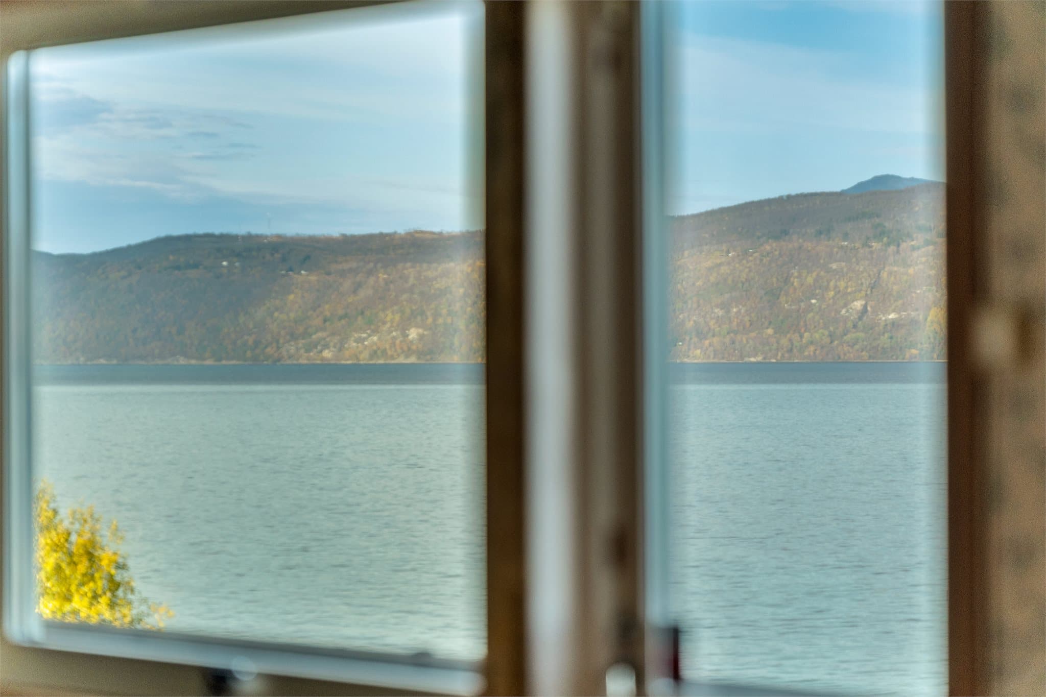 Utsikt over fjorden i ettermiddagslyset.