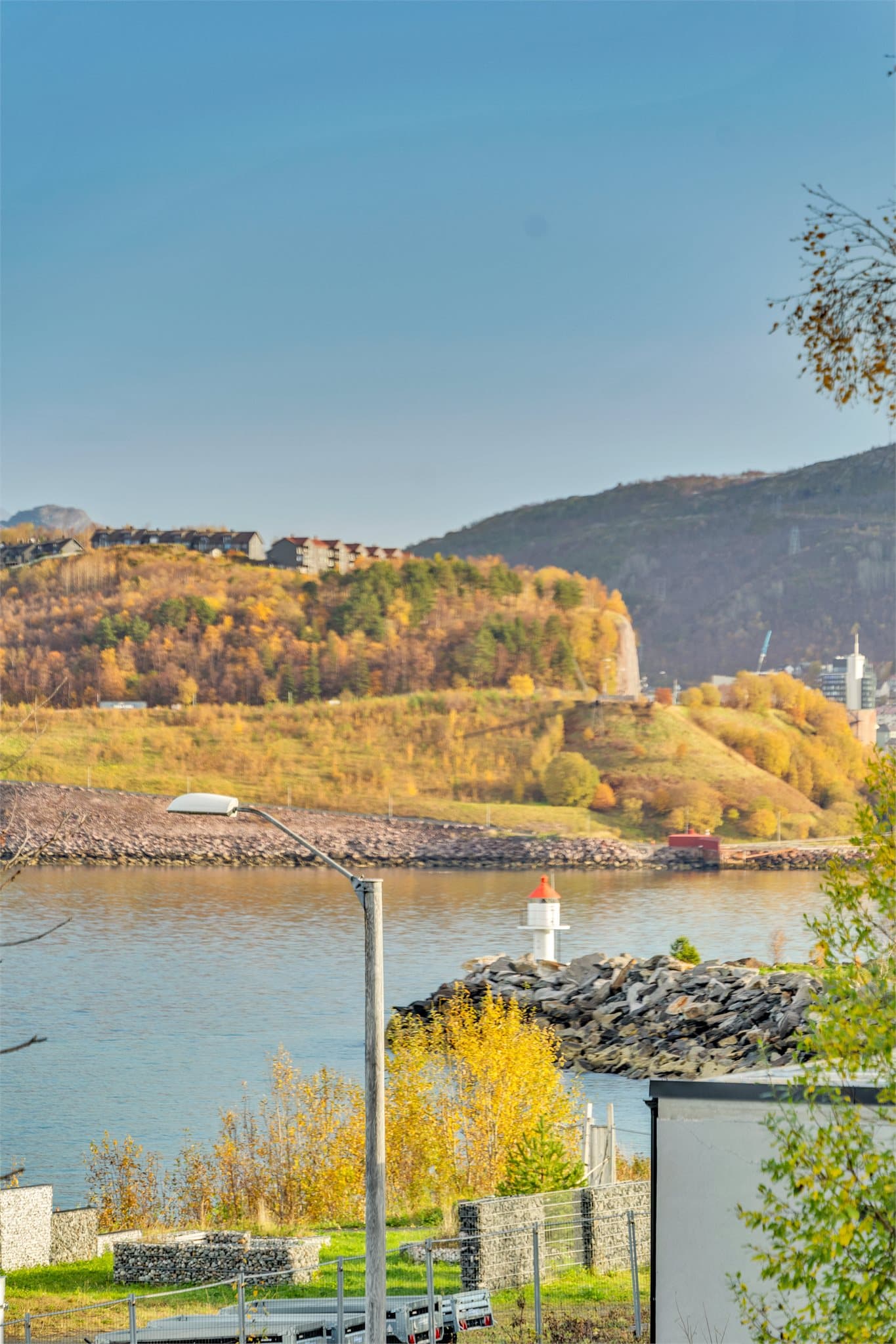 Utsikt mot sjømerket og innseilingen til Narvik.