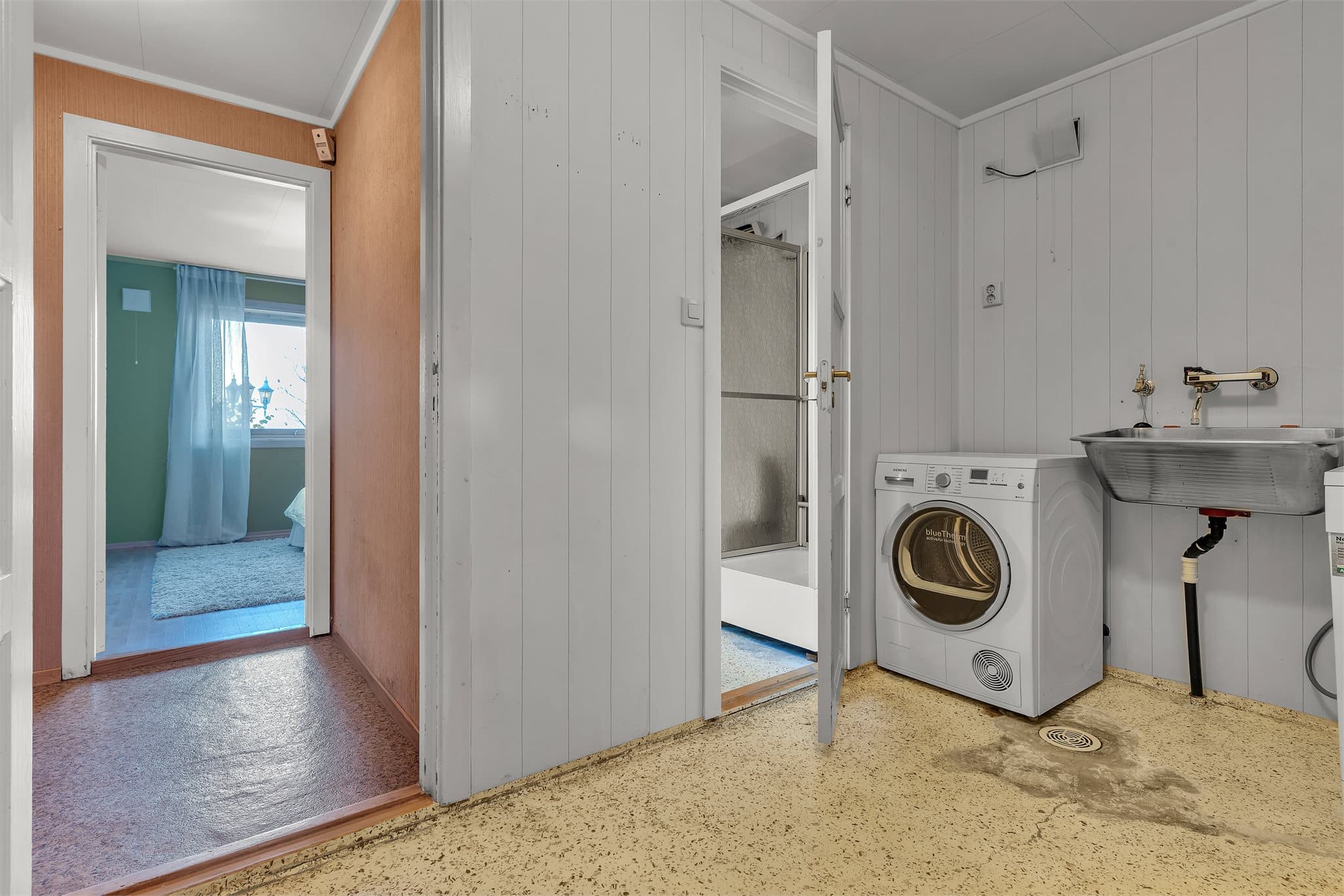 Vaskerommet i underetasjen har utslagsvask, opplegg for vaskemaskin og gulvvarme.