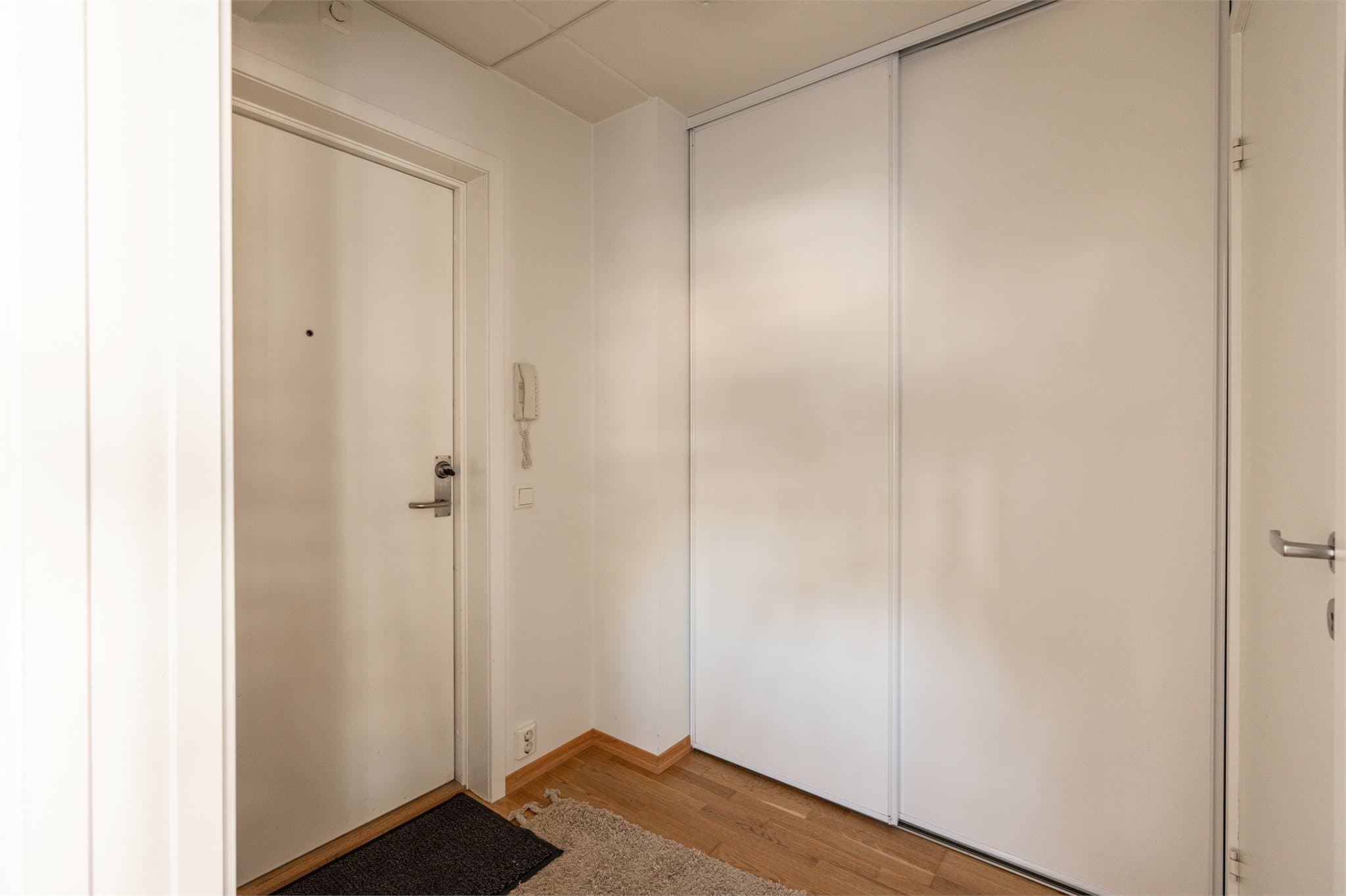 Velkommen inn i en lys entré med god plass til oppbevaring i stor skyvedørsgarderobe!