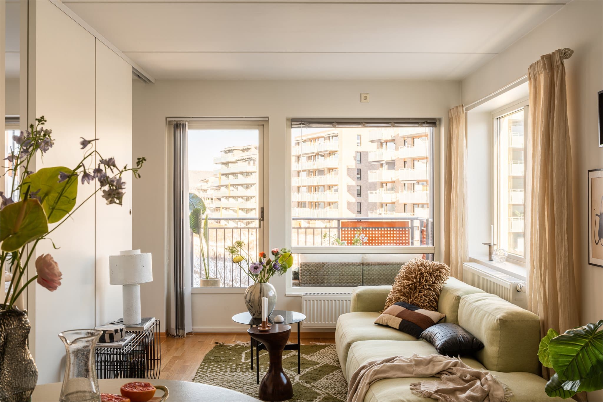 Boligen har en romslig stue med god plass til sofa.