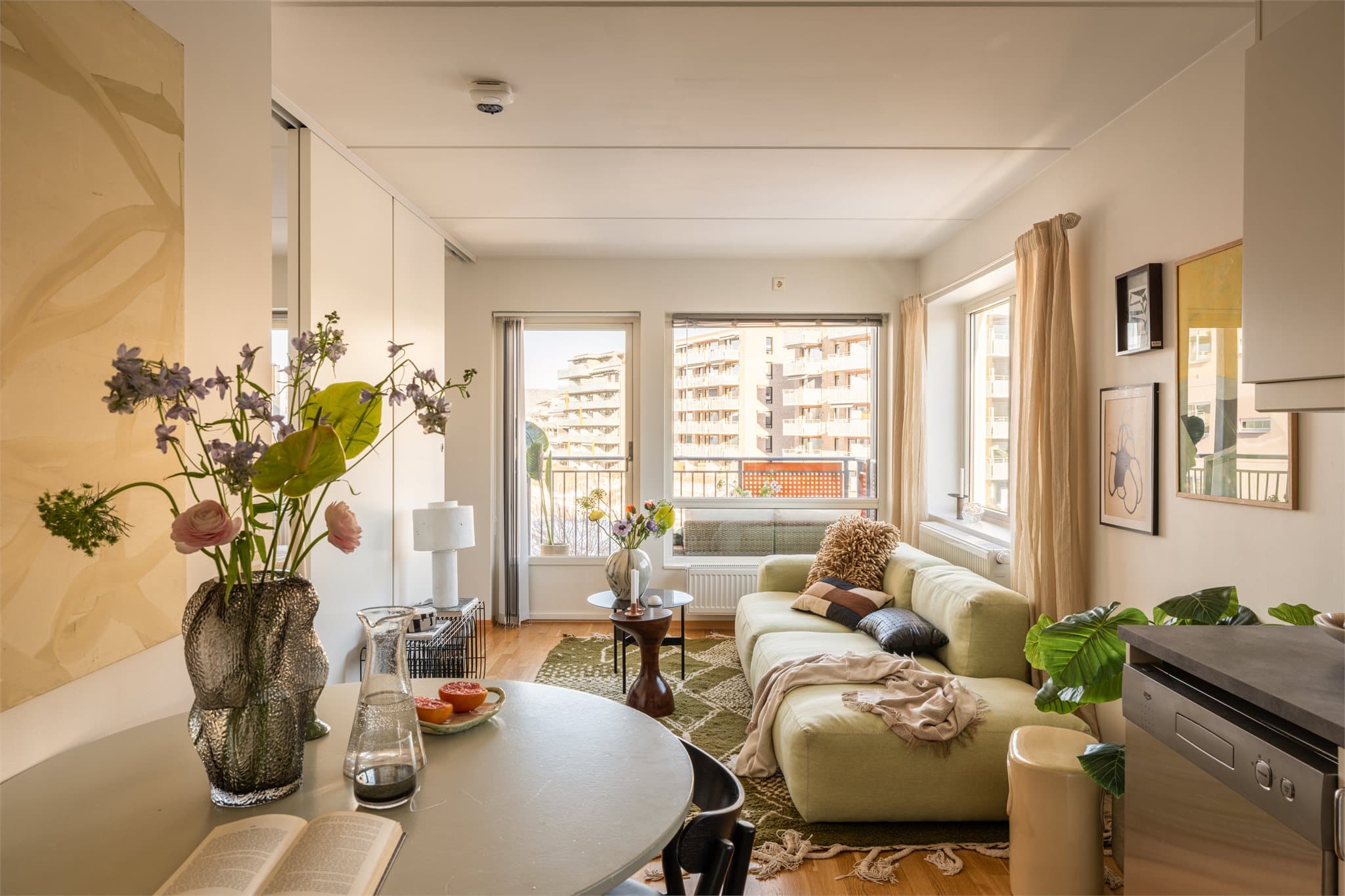 En lys og fin 2-roms med god internbeliggenhet, høyt og fritt med masse lys!